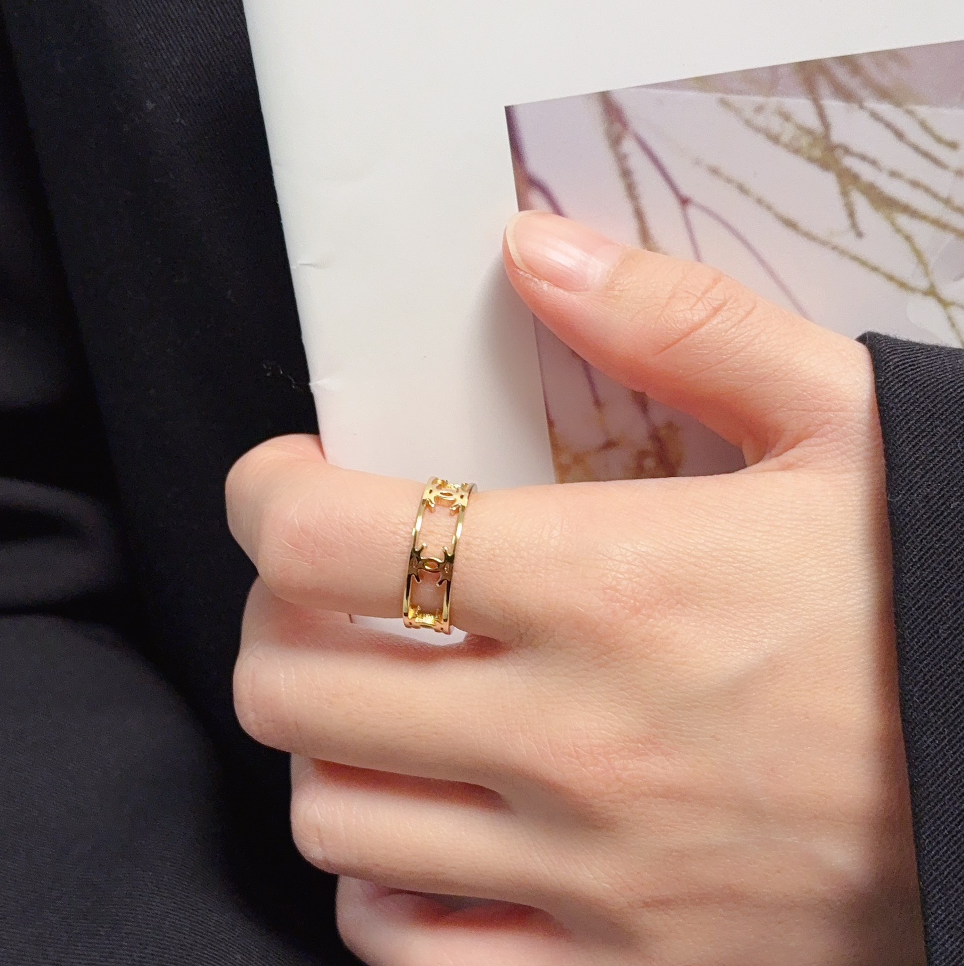 NO:767115,Xiaoxiangfeng Chanel letter double C antique gold hollow titanium steel ring!  It's a piece that I can't help but praise as soon as I wear it. It's simple design, super refined and shows off my hands. I just love it!  It can also be layered with other styles, super versatile ~, exquisite jewelry, chanel, ring19860909小香风Chanel字母双C中古金镂空钛钢造型戒指！一戴就忍不住想夸的一款,简约的设计,超精致又显手白,简直爱了！又可以跟其他款式叠搭一起,超级百搭～,饰品精品,chanel,ring,Jewelry