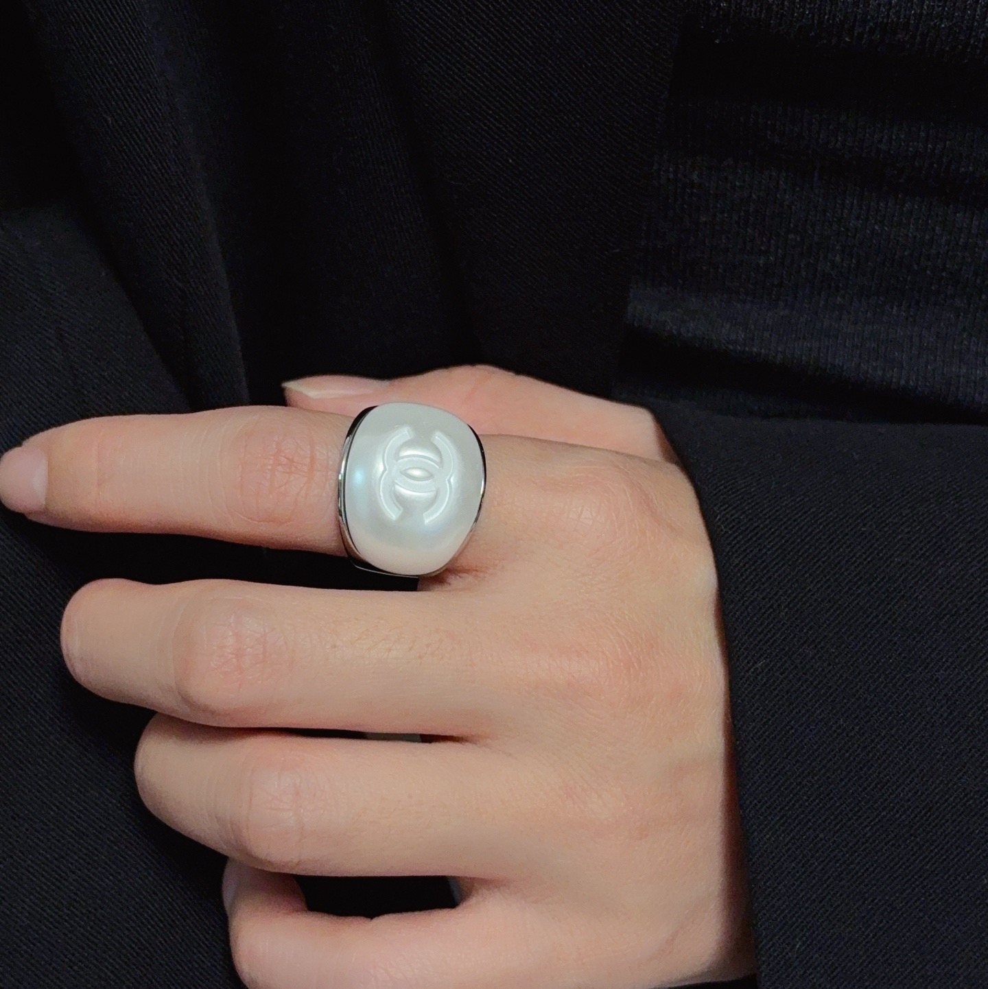 NO:767127,High-end quality new Chanel white fashion series style retro trendy silver ring!  A must-have item for summer that you can’t help but want to praise as soon as you wear it. It has a simple design, is super delicate and looks white, I just love it!  It can also be stacked with other styles, super versatile ~ sizes 6-7-8, fine jewelry, chanel, ring19860909高端品质上新小香风Chanel白色时尚系列造型复古潮流银戒指！夏天必备款一戴就忍不住想夸的一款,简约的设计,超精致又显手白,简直爱了！又可以跟其他款式叠搭一起,超级百搭～码数6-7-8码,饰品精品,chanel,ring,Jewelry