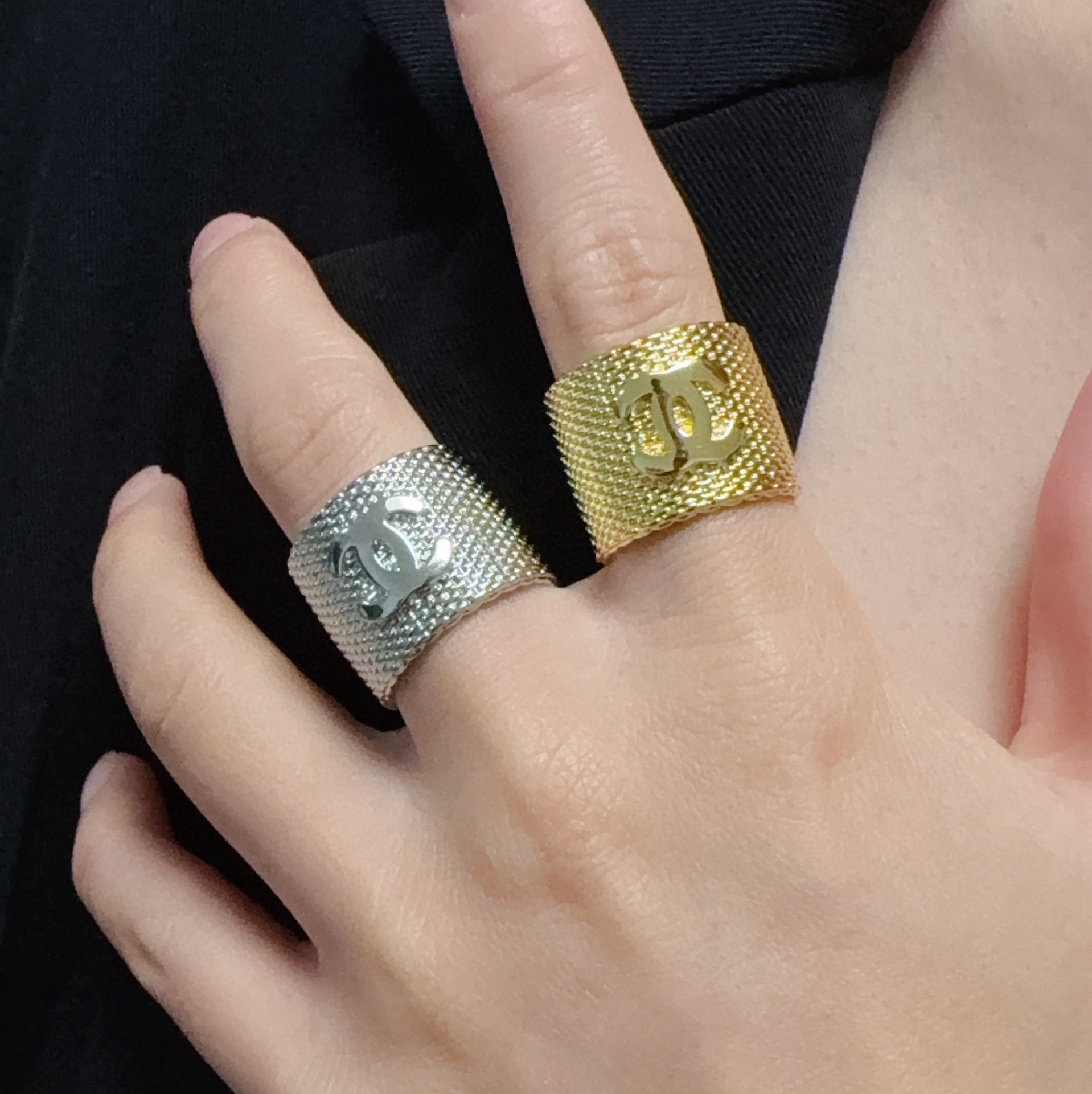 NO:767138,High-end quality new Chanel glossy fashion series style retro braided gold and silver ring!  A must-have item for summer that you can’t help but want to praise as soon as you wear it. It has a simple design, is super delicate and looks white, I just love it!  It can also be layered with other styles, super versatile ~ size 6-7, fine jewelry, chanel, ring19860909高端品质上新小香风Chanel亮面时尚系列造型复古编织金、银戒指！夏天必备款一戴就忍不住想夸的一款,简约的设计,超精致又显手白,简直爱了！又可以跟其他款式叠搭一起,超级百搭～码数6-7码,饰品精品,chanel,ring,Jewelry
