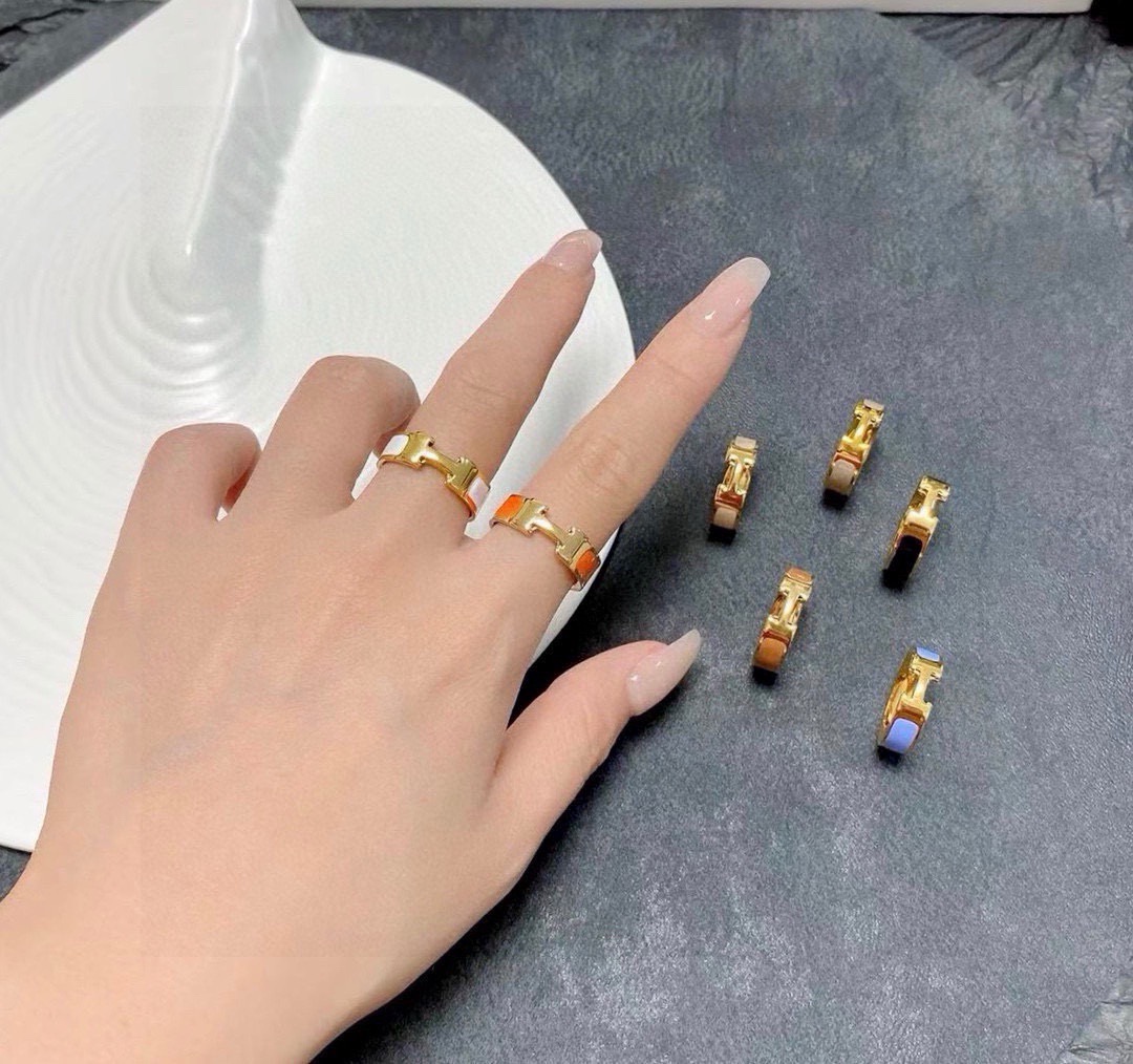 NO:767157,Hermes' most cost-effective colored ring caught my eye at first glance. It is made of color-preserving stainless steel plated with 18k gold. It is available in gold-colored domestic counters 5810. This ring is simple and elegant. It can be regarded as a very cost-effective item from Hermes. It can be used as a pair of rings or worn in stacks. In short, it is easy to use!  good!  look!  Size 6 7 8, fine jewelry, hermes, hermes, ring, gold19860909Hermes爱马仕性价比最高的彩色戒指一眼看中了它,保色精钢镀18k金材质,有黄金色国内专柜5810.这款戒指简洁大方,可以算是hermes家性价比很高的东西了,可以做对戒,也可以叠加的戴,总之上手很！好！看！码数6 7 8码,饰品精品,hermes,hermes,ring,gold,Jewelry