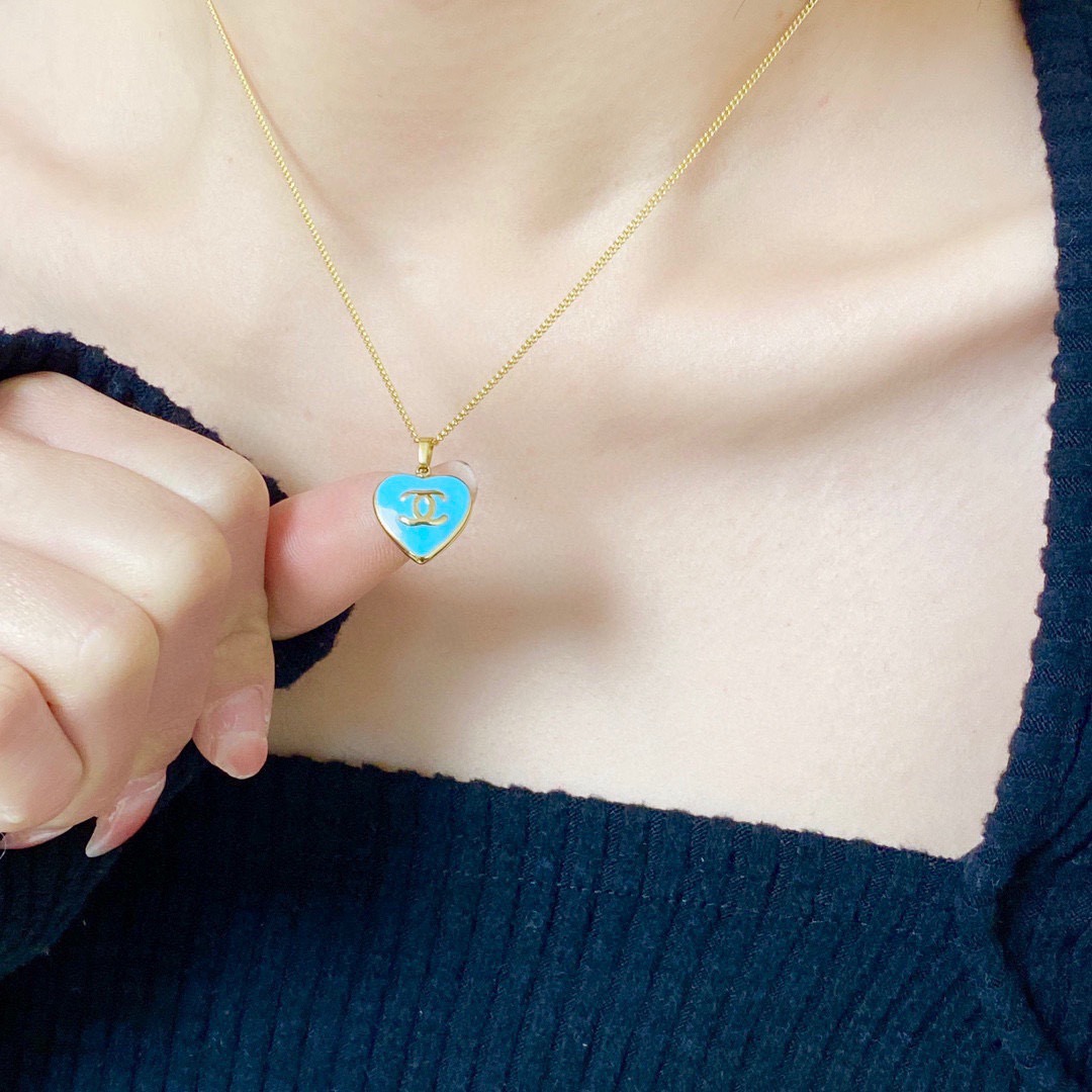 NO:767204,Xiaohongshu recommends Chanel's latest double C blue love necklace, 14K stainless steel, color-preserving and super personalized. It is very versatile. The overall details are very surprising. The design is full of sense. It not only brings out personal confidence and taste, the style is elegant and fashionable, highlighting the French elegance. The meticulous details make it more attractive to wear. Boutique jewelry, chanel, chanel, necklace19860909小红书推荐爆款香奈儿Chanel最新款双C蓝色爱心项链14K精钢保色超个性,百搭款特别特别赞,整体细节非常令人惊喜,设计感十足,不仅带出个人自信及品味,款式典雅而时尚,突显法式高雅气息,加上一丝不苟的细节,使得佩戴起来更具吸引力,饰品精品,chanel,chanel,necklace,Jewelry