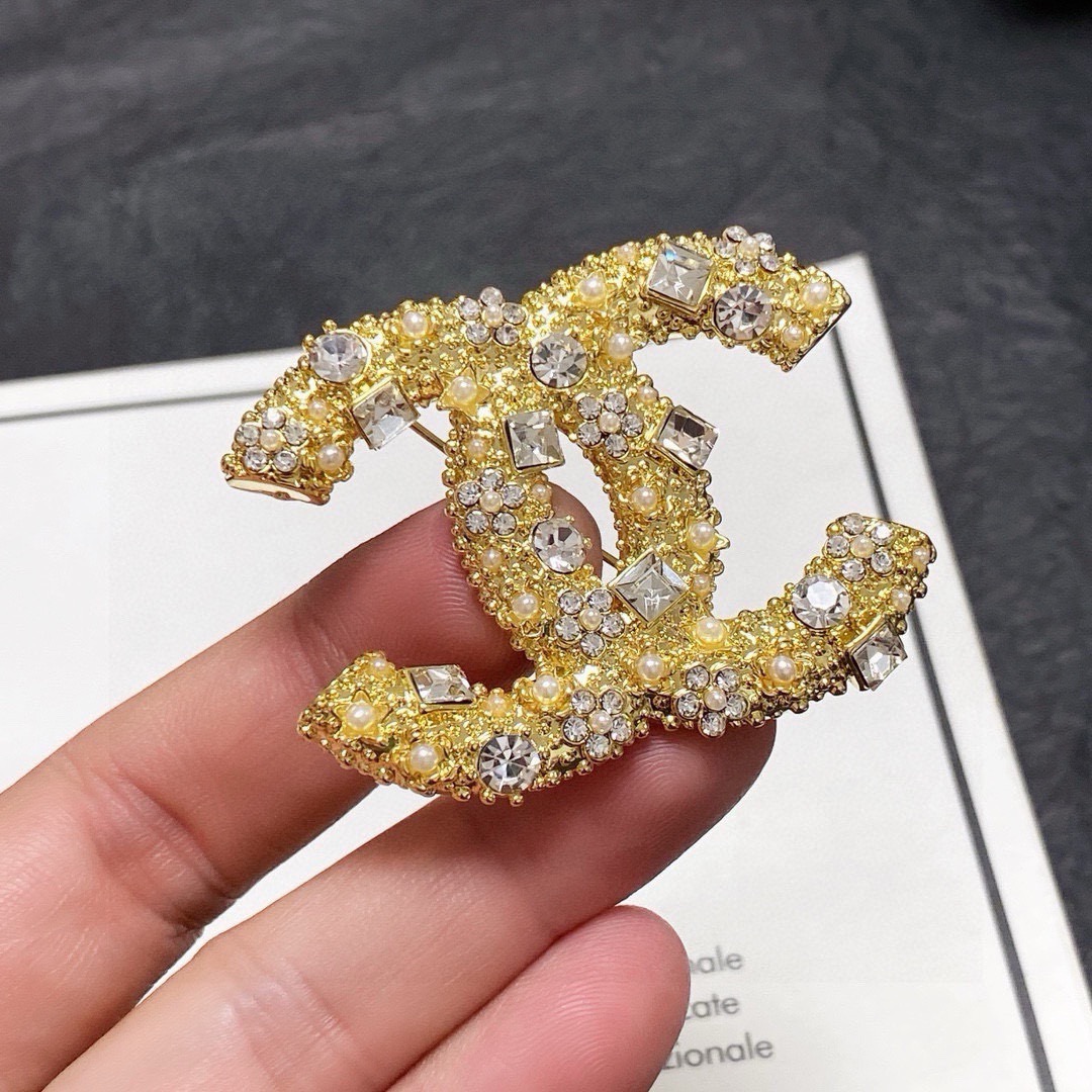 NO:767220,CHANEL Xiaoxiang counter's new gold-colored Chanel brooch, which is full of diamonds, is the accessory that understands women best. Women who devote all their efforts to being themselves tend to cherish the meaning of the brooch more. Ms. Chanel pinned the brooch on her hat and told the fashionable ladies who imitated her that 'brooches are very practical. They can be pinned on the collar of a suit, on a pocket, on a hat, on a belt or on an evening dress. Boutique jewelry, chanel, chanel, business  suit, brooch, breastpin, gold, hats19860909CHANEL小香 专柜新款满钻黄金色香奈儿胸针,是最懂女人的饰物.那些倾注了全部心血去做自己的女人,往往更珍惜胸针的意义.香奈儿女士把胸针别在帽子上,并告诉那些模仿她的时髦女士们[胸针可是非常实用,它可以别在西装领上、口袋上、帽子上、腰带上或者是晚礼服上,饰品精品,chanel,chanel,business suit,brooch，breastpin,gold,hats,Jewelry