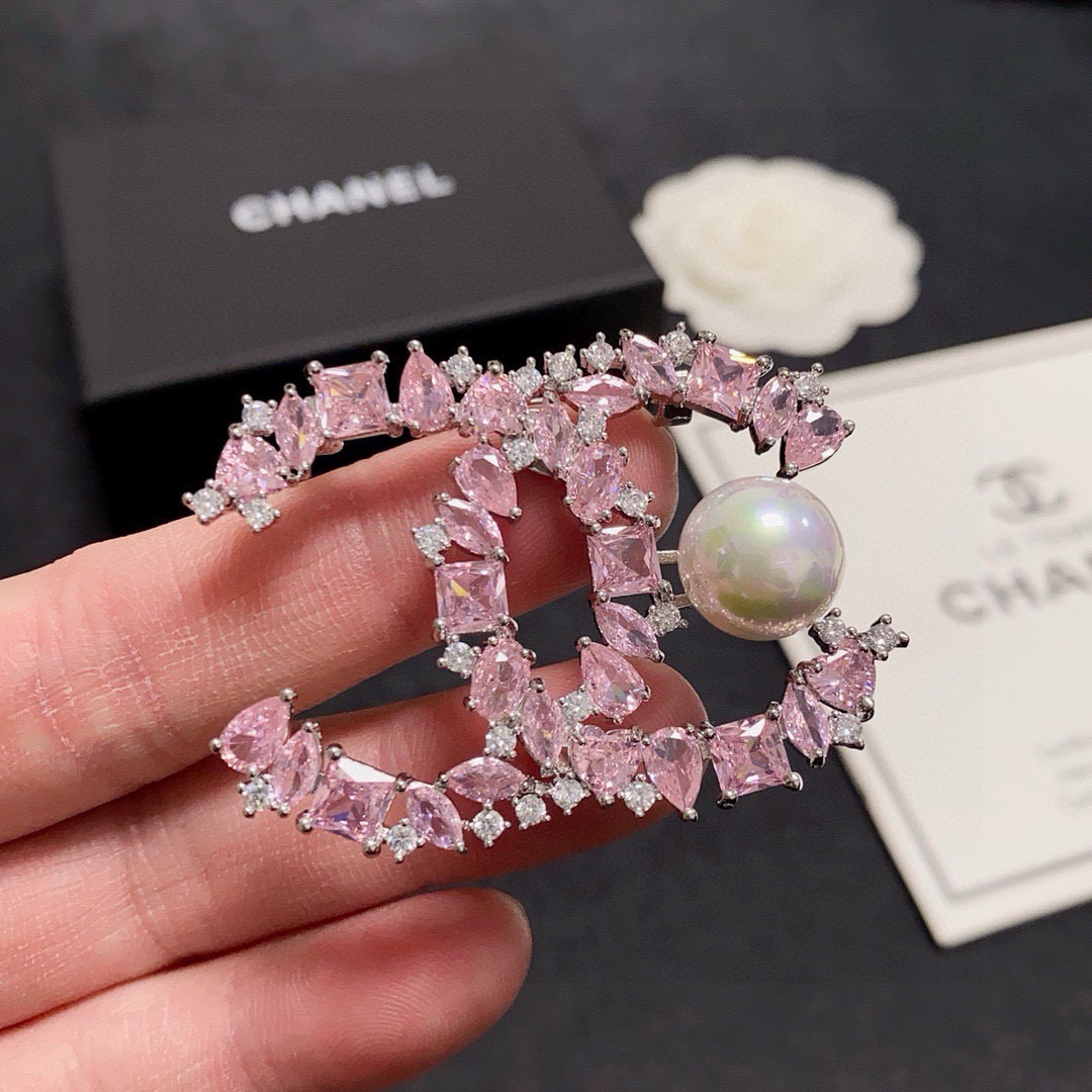 NO:767239,CHANEL Xiaoxiang  The latest high version of pink diamonds and freshwater pearls paired with a Chanel brooch, with a sweater hook on the back, is the accessory that understands women best. Women who devote all their efforts to being themselves tend to cherish the meaning of the brooch more. Ms. Chanel pinned the brooch on her hat and told the fashionable ladies who imitated her [Broches are very practical. They can be pinned on suit collars, pockets, hats, belts or evening gowns. Boutique jewelry, chanel, chanel, sweaters, business  suit, brooch, breastpin, hats19860909CHANEL小香 最新款高版本粉钻加淡水珍珠搭配香奈儿胸针,背后有毛衣挂钩,是最懂女人的饰物.那些倾注了全部心血去做自己的女人,往往更珍惜胸针的意义.香奈儿女士把胸针别在帽子上,并告诉那些模仿她的时髦女士们[胸针可是非常实用,它可以别在西装领上、口袋上、帽子上、腰带上或者是晚礼服上,饰品精品,chanel,chanel,sweaters,business suit,brooch，breastpin,hats,Jewelry