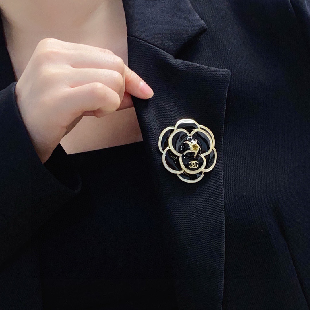 NO:767248,CHANEL Xiaoxiang counter's new synchronized black and white camellia Chanel brooch is the accessory that understands women best. Women who devote all their efforts to being themselves tend to cherish the meaning of the brooch more. Ms. Chanel pinned the brooch on her hat and told the fashionable ladies who imitated her that 'brooches are very practical. They can be pinned on suit collars, pockets, hats, belts or evening gowns. Boutique jewelry, chanel, chanel, business  suit, brooch, breastpin, hats19860909CHANEL小香 专柜新款同步黑色、白色山茶花香奈儿胸针,是最懂女人的饰物.那些倾注了全部心血去做自己的女人,往往更珍惜胸针的意义.香奈儿女士把胸针别在帽子上,并告诉那些模仿她的时髦女士们[胸针可是非常实用,它可以别在西装领上、口袋上、帽子上、腰带上或者是晚礼服上,饰品精品,chanel,chanel,business suit,brooch，breastpin,hats,Jewelry