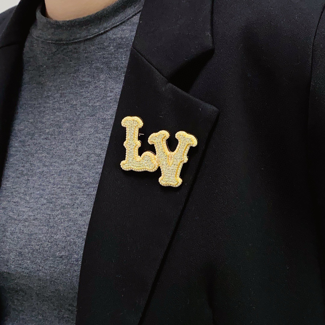 NO:767258,Louis Vuitton Louis Vuitton counter new small pearl gold brooch studded with diamond letters, LV is the accessory that understands women best. Those women who have devoted all their efforts to be themselves often cherish the meaning of the brooch more. Ms. LV pinned the brooch on her hat and told the fashionable ladies who imitated her [Broches are very practical. They can be pinned on suit collars, pockets, hats, belts or evening gowns. Boutique jewelry, louis vuitton, louis  vuitton,louis vuitton,business suit,brooch,breastpin,hats19860909Louis Vuitton 路易威登 专柜新款镶满钻字母小珍珠金色胸针,Lv是最懂女人的饰物.那些倾注了全部心血去做自己的女人,往往更珍惜胸针的意义.LV女士把胸针别在帽子上,并告诉那些模仿她的时髦女士们[胸针可是非常实用,它可以别在西装领上、口袋上、帽子上、腰带上或者是晚礼服上,饰品精品,louis vuitton,louis vuitton,louis vuitton,business suit,brooch，breastpin,hats,Jewelry