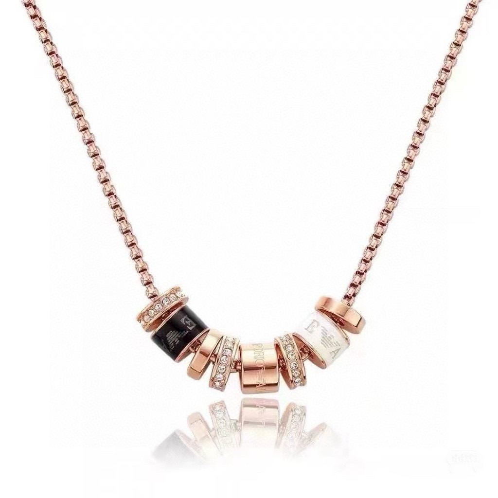 NO:767199,Armani's new multi-piece pendant necklace really appeals to my aesthetics. It is not the kind that is very gentle and mature, but the kind that looks very refined, very fashionable, very high-end. It has Armani's Iogo on it in black and white. It is a very special one, boutique jewelry, armani, armani, necklace19860909阿玛尼Armani新品多件吊坠项链真的挑到我的审美上了,不是那种很温柔,很成熟的是那种一看上去显的人很精致,很时尚,很高档而且黑色跟白色上面都有阿玛尼的Iogo爱了非常特别的一款,饰品精品,armani,armani,necklace,Jewelry