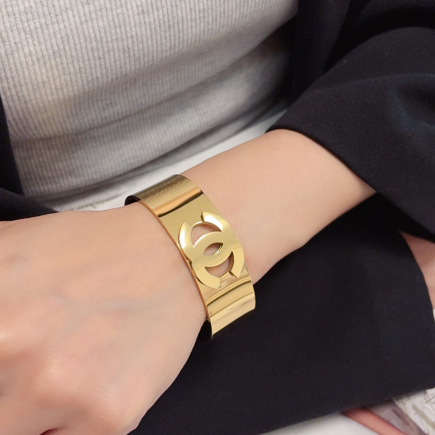NO:767228,Xiaohongshu recommends the popular Xiaoxiang new c letter gold and silver open bracelet Chanel Chanel high-quality colorful bracelet with super heavy bling bling, the color matching is very good and high-end, the goddess has a high-end temperament, the stainless steel material is not allergic and does not fade. One-to-one exquisite craftsmanship, extremely classic charm, high cost performance, a must-have choice, boutique jewelry, chanel, chanel, bracelet19860909小红书推荐爆款小香新款c字母金银开口手镯香奈儿Chanel高品质彩色手镯超重工bling bling,颜色搭配得非常好高级感 女神气质高端 精钢材质不过敏不褪色.一比一精美工艺,经典至极的魅物,性价比高 必备必入之选,饰品精品,chanel,chanel,bracelet,Jewelry