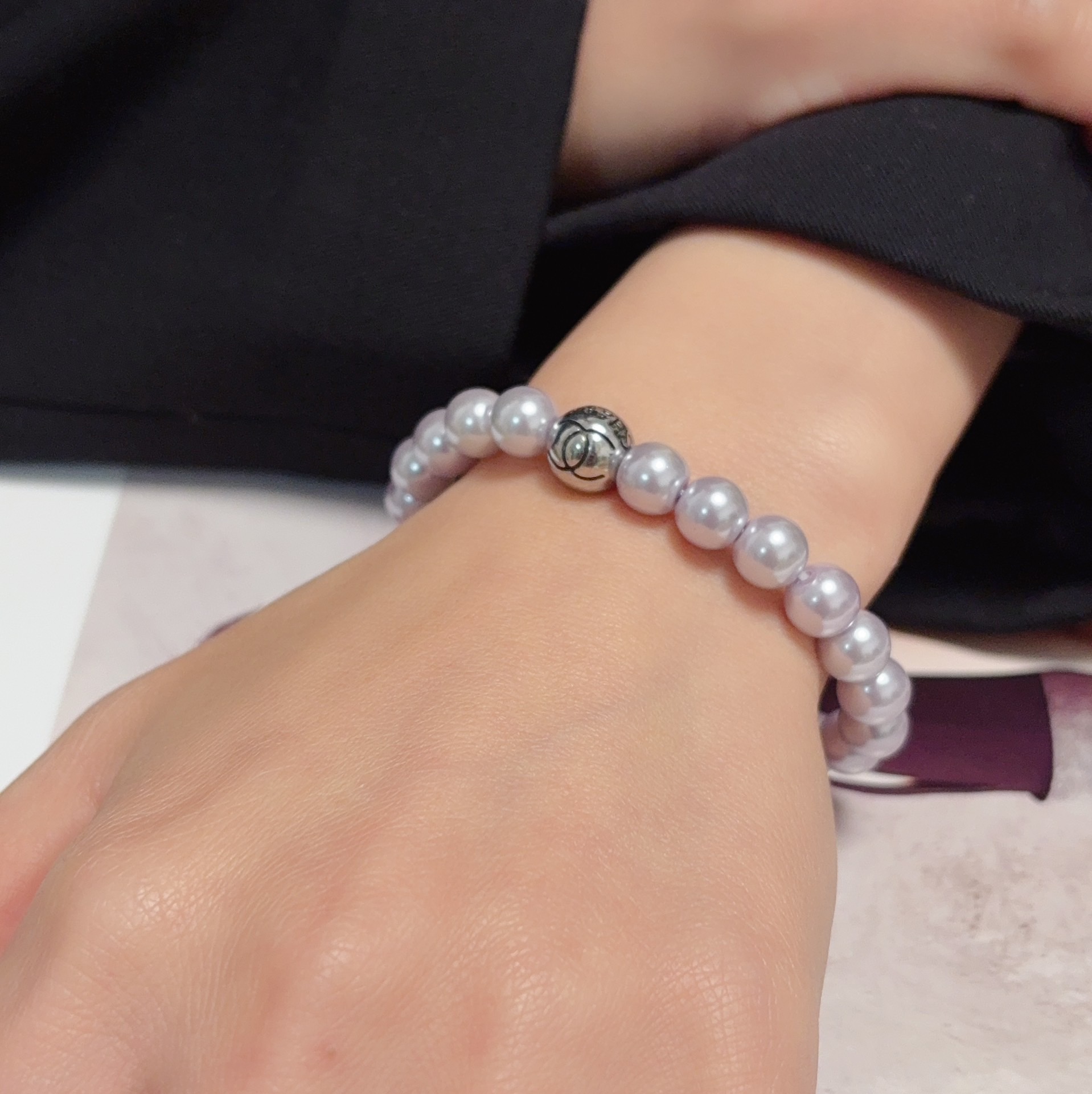 NO:767238,Chanel Chanel double C high-grade imported pearl light purple bracelet!  The four colors are white, thick and full of texture!  Thousand-year-old amber and ten thousand-year-old beeswax are hot hits. The classics are coming. The big-name fragrant grandmother is a brand that absolutely knows everything among fashionable women. It is a classic brand that is sure to be popular every time it is shipped. It is a well-known brand that synchronizes with genuine counters and opens molds. Exclusive high-end quality, super easy to sell, super popular, and unisex styles that can be worn by both men and women!  There are elastic cords, fine jewelry, chanel, chanel, bracelet19860909香奈儿Chanel字母双C高级进口珍珠浅紫色手链！四个颜色显白厚实感十足！千年琥珀、万年蜜蜡经典火热爆款来袭大牌香奶奶这个品牌在时尚女性当中绝对无所不知都知道它的经典与岁月逢出货必火的一个知名品牌同步专柜正品开模独家高端品质超好卖超抢手中性款男女都可佩戴！有弹力绳,饰品精品,chanel,chanel,bracelet,Jewelry