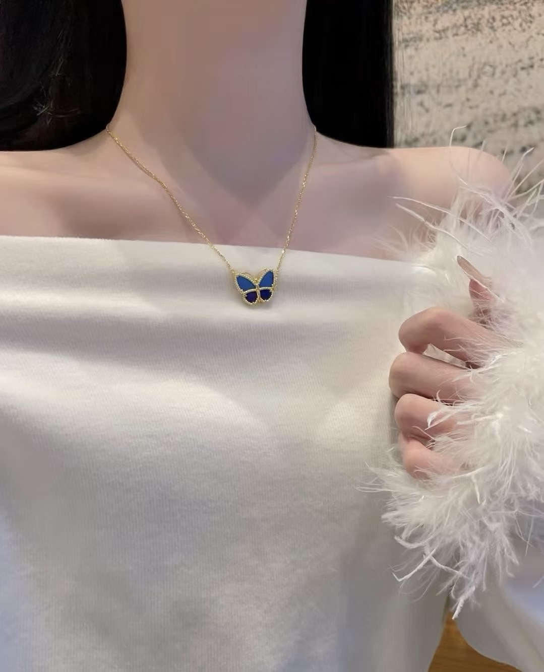 NO:767257,Who can resist Van Cleef & Arpels vca's spring garden blue butterfly aquamarine necklace in rose gold, gold and silver colors? This year's Lucky Spring series new products are so beautiful that they are so beautiful~ It is a romantic tribute to spring, wear the luck of spring on your body, it is so fairy, I want to own every one [heehee R]  -Hide the butterflies, flowers, and green leaves into the jewelry. Yellow gold is paired with blue agate, green agate, lapis lazuli and white mother-of-pearl. The classic double row of gold beads is bordered. The texture is really amazing. The gemstones sparkle under the sun, gentle and noble~, exquisite jewelry, van cleef, necklace19860909仙到没边谁能拒绝梵克雅宝vca的春日花园的蓝色蝴蝶海蓝宝项链玫瑰金、金色、银色三色上市今年LuckySpring系列新品直接美到心巴上~是属于春天的浪漫礼赞,把春天的幸运戴在身上,太仙了,每一款都想拥有[嘻嘻R] -把彩蝶、花朵、绿叶都藏进珠宝里黄K金配上蓝玛瑙、绿玛瑙、青金石和白色珍珠母贝经典的双排金珠镶边,质感真的绝了阳光下宝石流光溢彩,温柔又显贵～,饰品精品,van cleef,necklace,Jewelry
