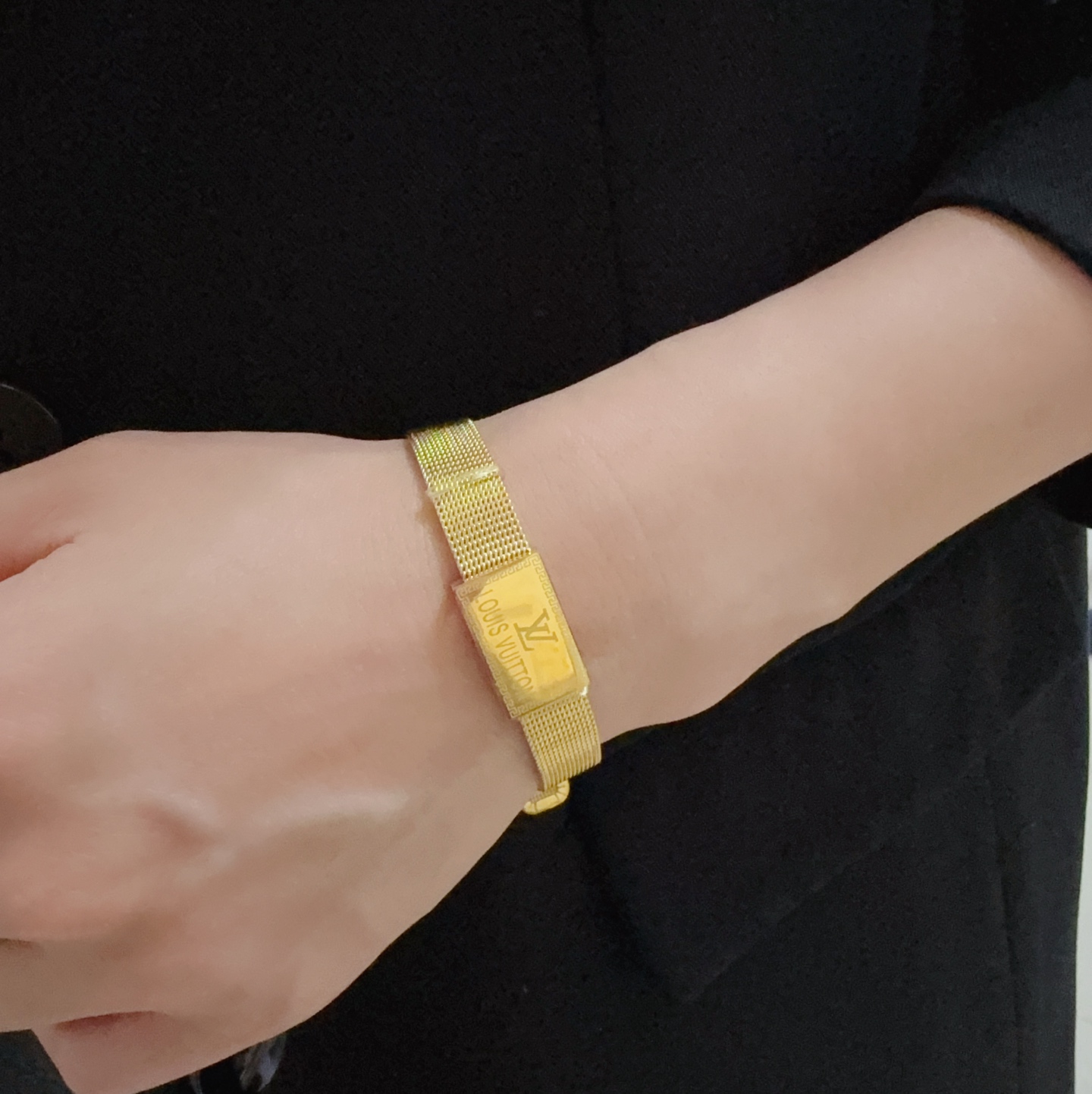 NO:767288,New product, original item, LV letter engraved strap buckle bracelet, Louis Vuitton, Louis Vuitton, same material at counters, hot model shipped, unique design, retro and avant-garde. Bracelet 14K Seiko color-protected version has been loved by MM since its launch. Every color has its own unique brilliance!  The effect is very nice!  The tiniest one!  It is more durable than ordinary models and shows a fairer complexion, fine jewelry, louis vuitton, louis vuitton, louis vuitton, bracelet19860909新品 原单货 LV字母雕刻表带扣手镯Louis Vuitton 路易威登 专柜一致材质 火爆款出货 设计独特 复古前卫.手镯14K精工保色版 从上市以来一直深受MM喜爱每一种颜色都有它独一无二的光彩！上手效果非常好看！最细小的一款！比普通款更耐看显肤色白皙,饰品精品,louis vuitton,louis vuitton,louis vuitton,bracelet,Jewelry