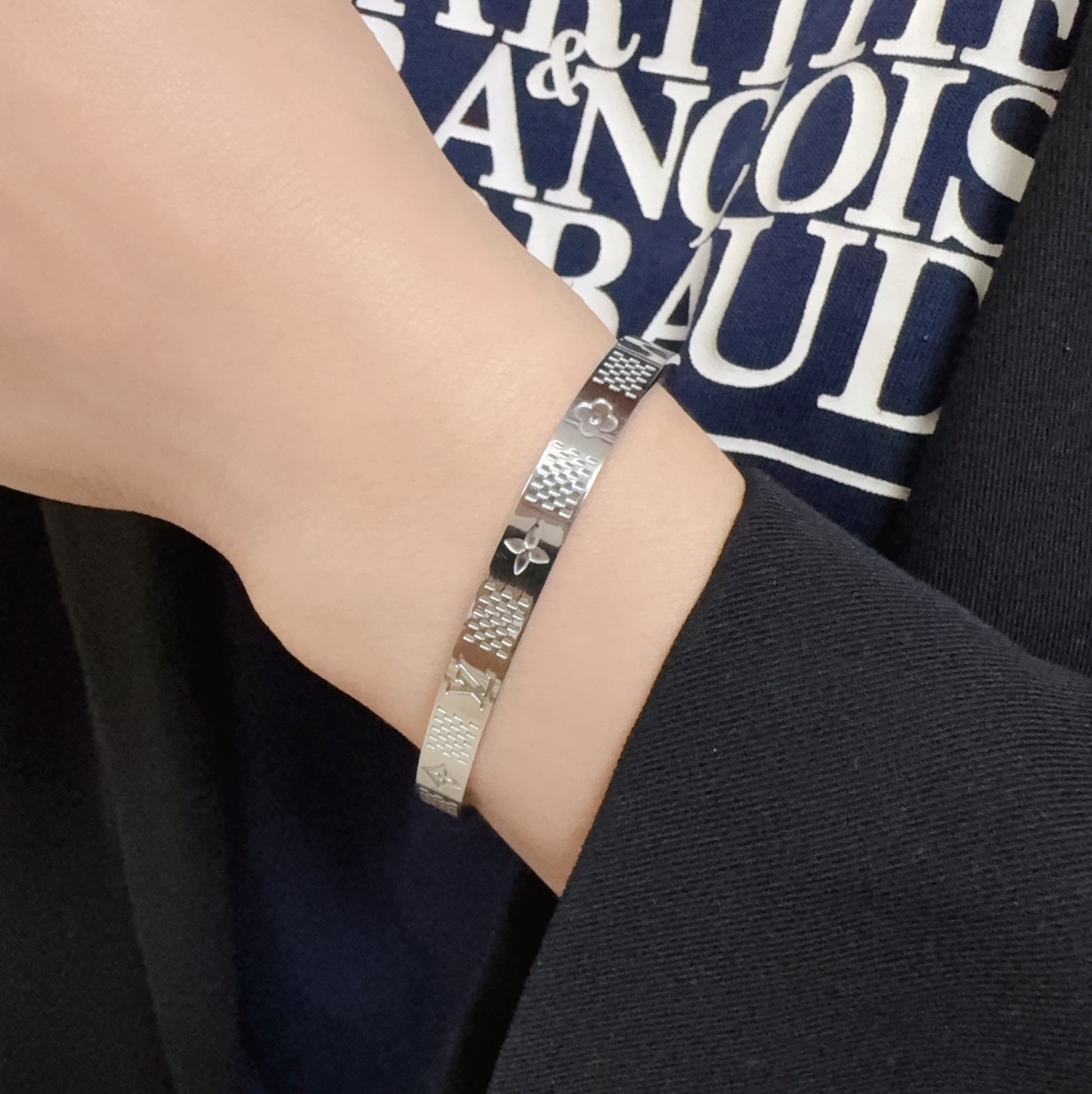 NO:767300,New product original item LV printed and engraved four-leaf clover unisex gold and silver bracelet Louis Vuitton Louis Vuitton counters consistent material hot model shipping unique design retro avant-garde. Bracelet 14K Seiko color-protected version has been loved by MM since its launch. Every color has its own unique brilliance!  The effect is very nice!  The tiniest one!  It is more durable than ordinary models and shows a fairer complexion, fine jewelry, louis vuitton, louis vuitton, louis vuitton, bracelet19860909新品 原单货 LV印花雕刻四叶草中性款金色银色手镯Louis Vuitton 路易威登 专柜一致材质 火爆款出货 设计独特 复古前卫.手镯14K精工保色版 从上市以来一直深受MM喜爱每一种颜色都有它独一无二的光彩！上手效果非常好看！最细小的一款！比普通款更耐看显肤色白皙,饰品精品,louis vuitton,louis vuitton,louis vuitton,bracelet,Jewelry