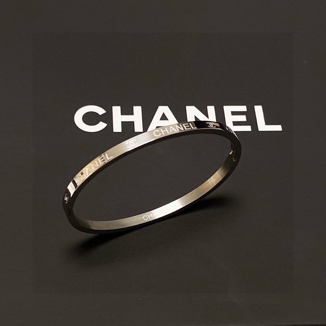 NO:767311,The new Chanel narrow version bracelet, super heavy bling bling, the color matching is very good and has a high-end feel. It has a high-end goddess temperament. The stainless steel material is not allergic and does not fade. One-to-one exquisite craftsmanship, extremely classic charm, high cost performance. Must-have choice, jewelry boutique, chanel, chanel, bracelet, bracelet19860909新款香奈儿Chanel窄版手镯手链超重工bling bling,颜色搭配得非常好高级感 女神气质高端 精钢材质不过敏不褪色.一比一精美工艺,经典至极的魅物,性价比高 必备必入之选,饰品精品,chanel,chanel,bracelet,bracelet,Jewelry
