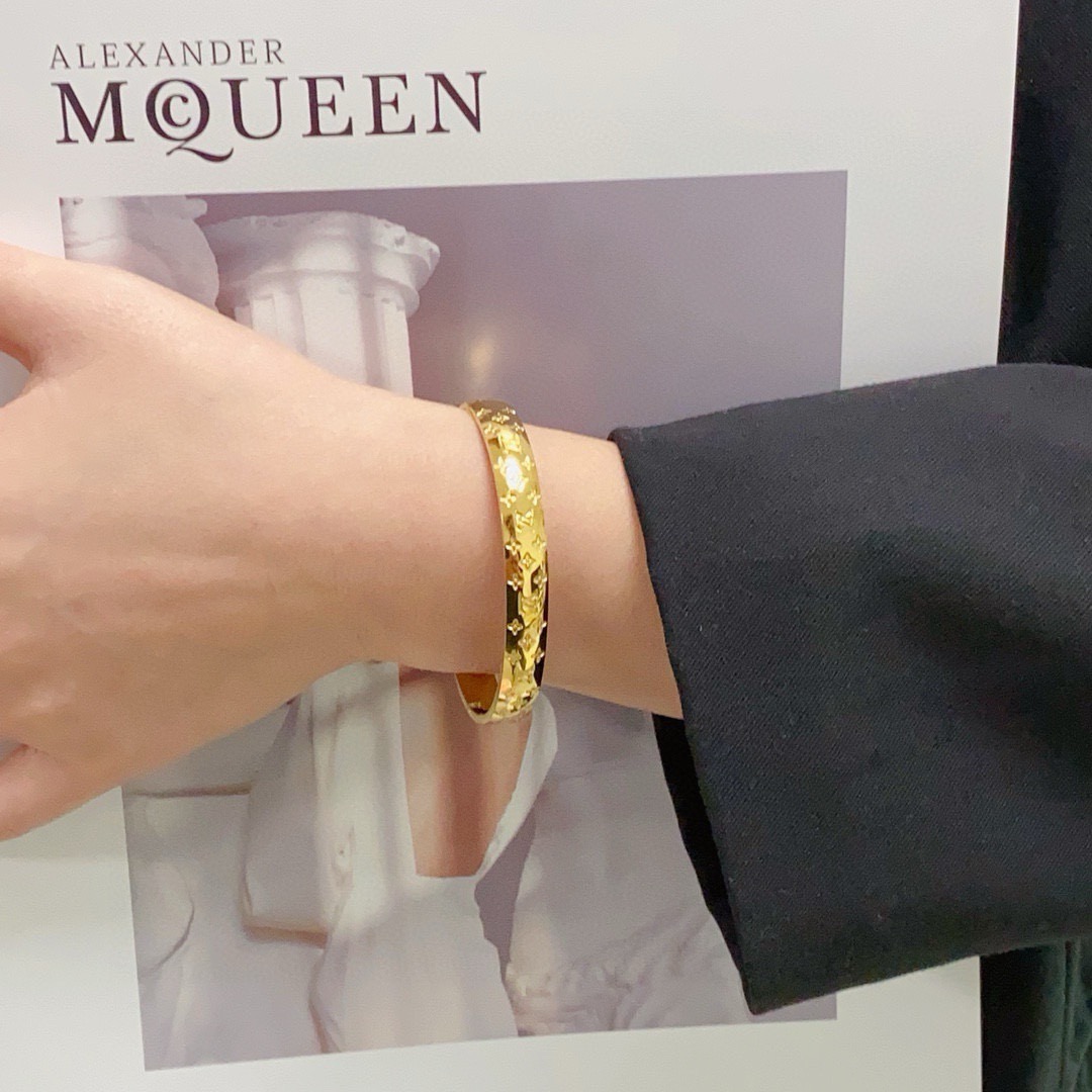 NO:767322,New product, original item, LV letter engraved bracelet, Louis Vuitton, same counter material, popular model shipped, unique design, retro and avant-garde. 14K Seiko color-protected version of the bracelet has been loved by MM since its launch. Every color has its own unique brilliance!  The effect is very nice!  The tiniest one!  It is more durable than ordinary models and shows a fairer complexion, fine jewelry, louis vuitton, louis vuitton, louis vuitton, bracelet19860909新品 原单货 LV字母雕刻手镯Louis Vuitton 路易威登 专柜一致材质 火爆款出货 设计独特 复古前卫.手镯14K精工保色版 从上市以来一直深受MM喜爱每一种颜色都有它独一无二的光彩！上手效果非常好看！最细小的一款！比普通款更耐看显肤色白皙,饰品精品,louis vuitton,louis vuitton,louis vuitton,bracelet,Jewelry