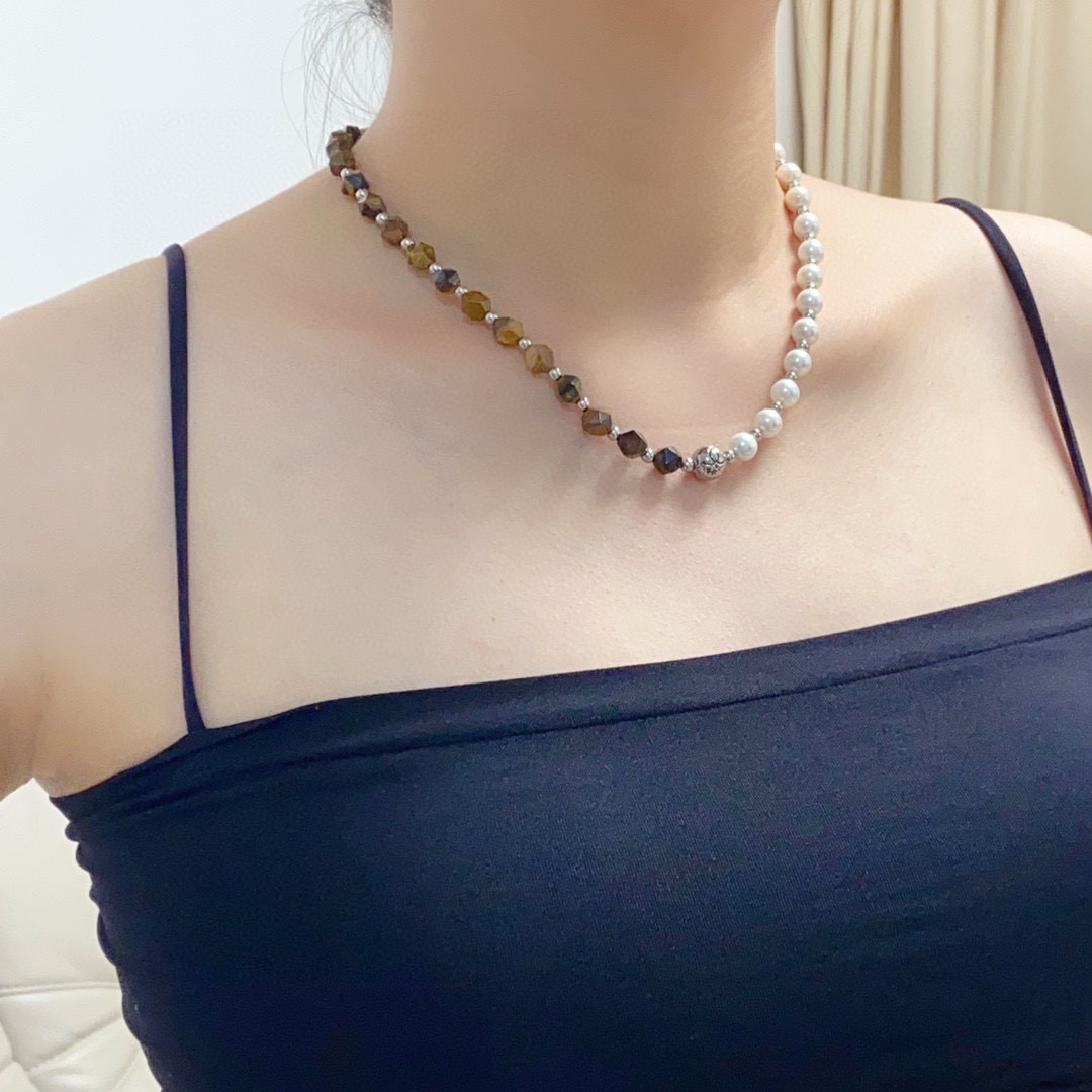 NO:767347,Chanel's double C letter, high-grade sudden-cut natural imported cut ox-eye stone beads and pearl necklace, full of thickness, classic and popular, the big-name perfume brand is coming. This brand among fashionable women knows absolutely everything about its classics and time. It is a well-known brand that is sure to be popular every time it is shipped. It is a well-known brand that synchronizes with genuine counters and opens molds. Exclusive high-end quality, super easy to sell, super popular, neutral styles that can be worn by both men and women!  , jewelry boutique, chanel, chanel, necklace19860909香奈儿Chanel字母双C高级突天然进口切割牛眼石珠子、珍珠项链,厚实感十足经典火热爆款来袭大牌香奶奶这个品牌在时尚女性当中绝对无所不知都知道它的经典与岁月逢出货必火的一个知名品牌同步专柜正品开模独家高端品质超好卖超抢手中性款男女都可佩戴！,饰品精品,chanel,chanel,necklace,Jewelry