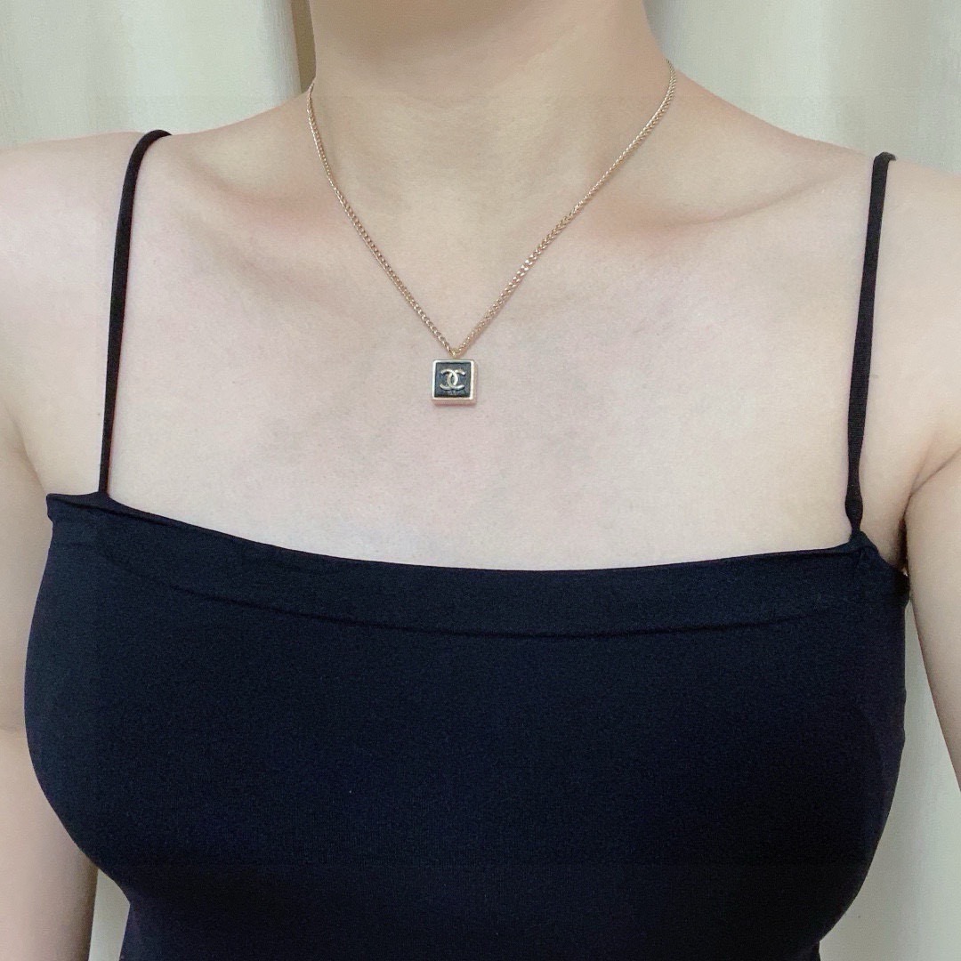 NO:767354,Chanel Chanel's latest black square leather pattern necklace, coffee gold color retention, super personalized, very versatile, the overall details are very surprising, full of design, not only brings out personal confidence and taste, the style is elegant and fashionable, highlighting the French elegance, coupled with meticulous details, makes it more attractive to wear, fine jewelry, chanel, chanel, necklace19860909香奈儿Chanel最新款黑色正方形皮纹项链咖啡金保色超个性,百搭款特别特别赞,整体细节非常令人惊喜,设计感十足,不仅带出个人自信及品味,款式典雅而时尚,突显法式高雅气息,加上一丝不苟的细节,使得佩戴起来更具吸引力,饰品精品,chanel,chanel,necklace,Jewelry