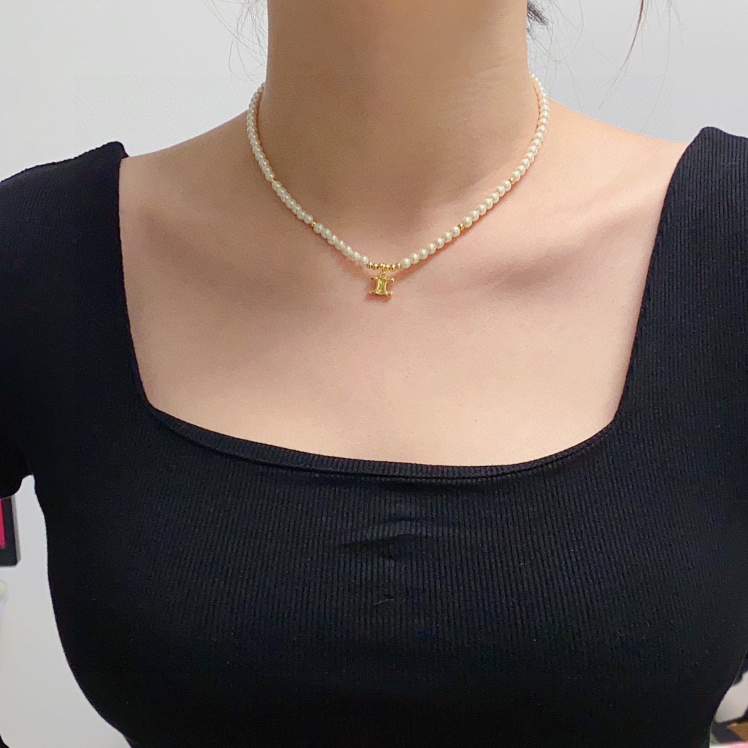 NO:767361,Celine Arc de Triomphe pendant pearl necklace with Arc de Triomphe pattern, cutting process bright chain sparkling super chic feeling, simple and versatile, literary and artistic personality, bringing you a fashionable experience. Wall crack recommendation!  A very easy-to-match, very casual one. You can match it with anything. Fine jewelry, celine, celine, necklace.19860909Celine赛琳凯旋门吊坠珍珠项链搭配凯旋门图案,切割工艺亮面链条闪闪发光超炸Chic感 ,简洁百搭、文艺个性,带给你时髦体验 墙裂推荐！超级好搭配的一款非常休闲的一款 随意搭配都可以,饰品精品,celine,celine,necklace,Jewelry