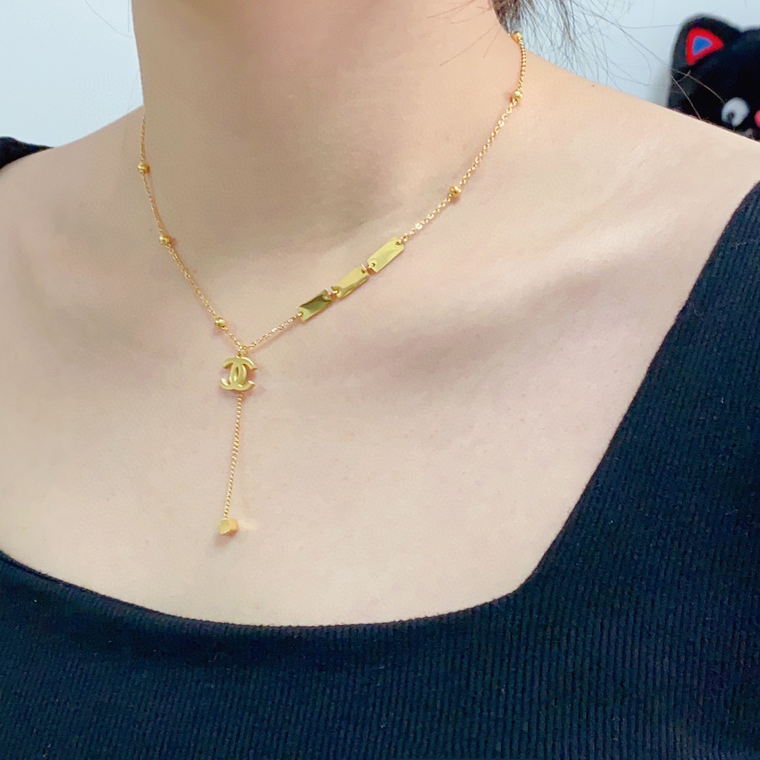 NO:767368,Chanel's latest double C thick gold necklace 18K stainless steel is color-preserving and super personalized. The versatile style is particularly amazing. The overall details are very surprising. The design is full of sense. It not only brings out personal confidence and taste, the style is elegant and fashionable, highlighting the French elegance. The meticulous details make it more attractive to wear. Boutique jewelry, chanel, chanel, necklace19860909香奈儿Chanel最新款双C厚金项链18K精钢保色超个性,百搭款特别特别赞,整体细节非常令人惊喜,设计感十足,不仅带出个人自信及品味,款式典雅而时尚,突显法式高雅气息,加上一丝不苟的细节,使得佩戴起来更具吸引力,饰品精品,chanel,chanel,necklace,Jewelry