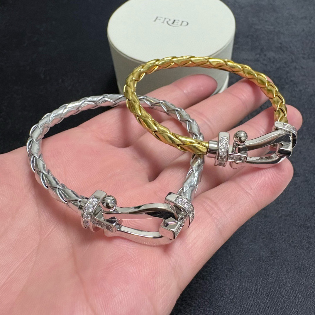 NO:767286,Hot new product release Fred Feiden gold silver leather bracelet silver, rose gold, gold buckle full diamond, half diamond, diamond-free horseshoe buckle unisex high quality burgundy, rose red, Hermès orange, lemon yellow, light yellow leather bracelet bracelet!  Big brand of red leather rope in the year of birth, fashionable and exquisite FORCE series bracelets, high-end customization ~ sub-gold micro-plating 18k gold craftsmanship, Seiko horseshoe buckle head bracelet!  The effect is very versatile. Internet celebrity expert. A must-have item for fashionistas. Rose gold, gold and silver buttons for men and women, two sizes 17/19cm, jewelry boutique, hermes, bracelet, bracelet, gold19860909新品发布火爆费雷德 Fred斐登金色银色皮革手绳银色、玫瑰金、金色扣头满钻、半钻、无钻马蹄扣中性款高品质酒红色、玫红色、爱马仕橙色、柠檬黄、淡黄色皮革手链手镯！本命年红皮绳大牌 时尚 精致FORCE 系列手链高端定制～亚金微电镀18k金工艺 精工马蹄扣头手镯！上手效果非常百搭 网红达人 时尚一族必备单品 玫瑰金、黄金、银色扣头男女情侣款两个码数17/19cm,饰品精品,hermes,bracelet,bracelet,gold,Jewelry