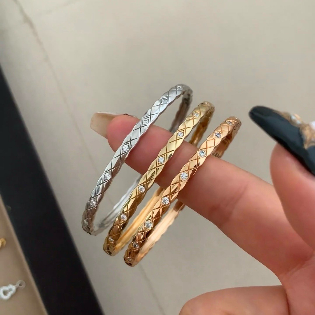NO:767308,Xiaohongshu recommends the popular Xiaoxiang new c letter rhombus narrow version indirect diamond thin bracelet Chanel Chanel high quality Coco bracelet super heavy bling bling, the color matching is very good and high-end. The goddess has a high-end temperament. The stainless steel material is not allergic and does not fade. One-to-one exquisite craftsmanship, classic charm, high cost-effectiveness. A must-have choice, don’t be picky. Can be matched in all seasons, fine jewelry, chanel, chanel, bracelet19860909小红书推荐爆款小香新款c字母菱格窄版间接镶钻细手镯香奈儿Chanel高品质Coco手镯超重工bling bling,颜色搭配得非常好高级感 女神气质高端 精钢材质不过敏不褪色.一比一精美工艺,经典至极的魅物,性价比高 必备必入之选不挑人 四季都可以搭配,饰品精品,chanel,chanel,bracelet,Jewelry