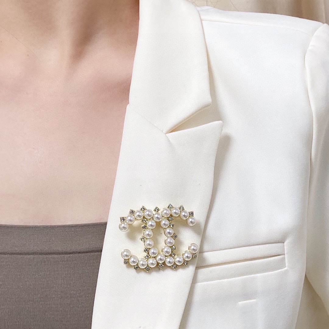NO:767319,CHANEL Xiaoxiang counter's new pearl diamond Chanel brooch is the accessory that understands women best. Women who devote all their efforts to being themselves tend to cherish the meaning of the brooch more. Ms. Chanel pinned the brooch on her hat and told the fashionable ladies who imitated her that 'brooches are very practical. They can be pinned on suit collars, pockets, hats, belts or evening dresses. Boutique jewelry, chanel, chanel, business  suit, brooch, breastpin, hats19860909CHANEL小香 专柜新款珍珠钻香奈儿胸针,是最懂女人的饰物.那些倾注了全部心血去做自己的女人,往往更珍惜胸针的意义.香奈儿女士把胸针别在帽子上,并告诉那些模仿她的时髦女士们[胸针可是非常实用,它可以别在西装领上、口袋上、帽子上、腰带上或者是晚礼服上,饰品精品,chanel,chanel,business suit,brooch，breastpin,hats,Jewelry