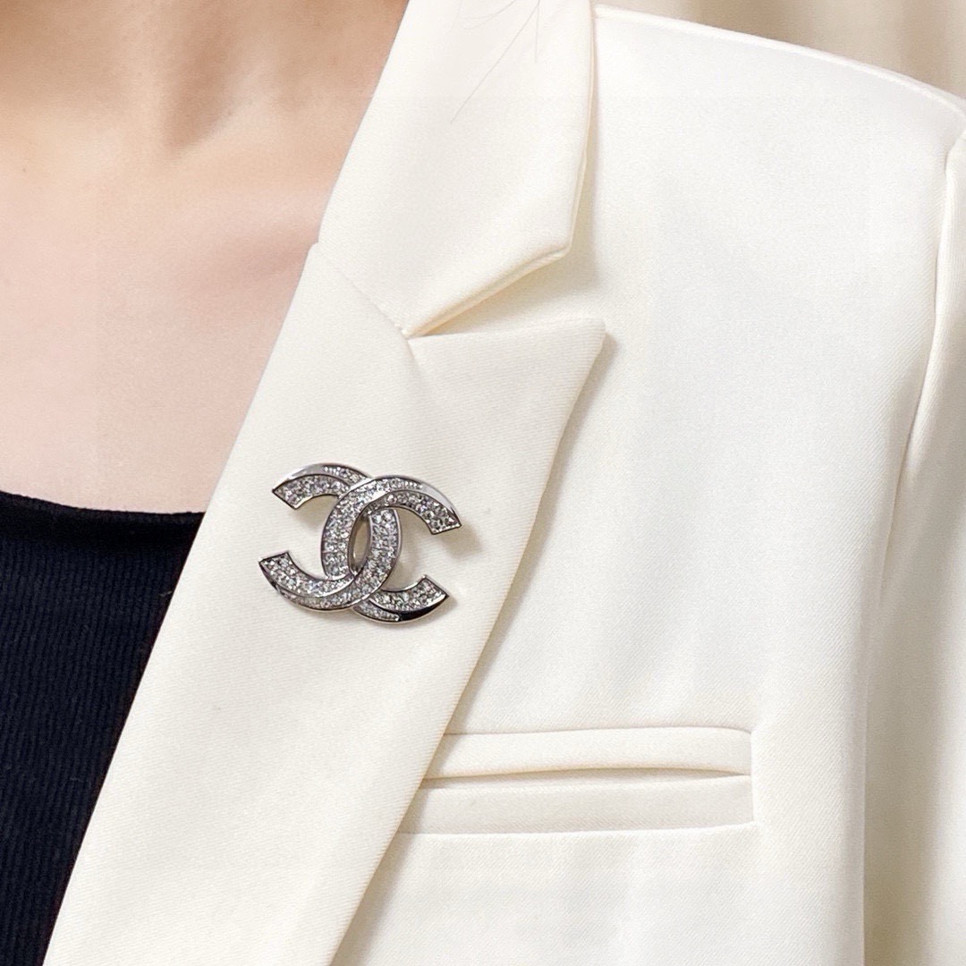 NO:767351,CHANEL Xiaoxiang counter's new diamond-encrusted Chanel brooch is the accessory that understands women best. Women who devote all their efforts to being themselves tend to cherish the meaning of the brooch more. Ms. Chanel pinned the brooch on her hat and told the fashionable ladies who imitated her that 'brooches are very practical. They can be pinned on suit collars, pockets, hats, belts or evening gowns. Boutique jewelry, chanel, chanel, business  suit, brooch, breastpin, hats19860909CHANEL小香 专柜新款镶钻香奈儿胸针,是最懂女人的饰物.那些倾注了全部心血去做自己的女人,往往更珍惜胸针的意义.香奈儿女士把胸针别在帽子上,并告诉那些模仿她的时髦女士们[胸针可是非常实用,它可以别在西装领上、口袋上、帽子上、腰带上或者是晚礼服上,饰品精品,chanel,chanel,business suit,brooch，breastpin,hats,Jewelry