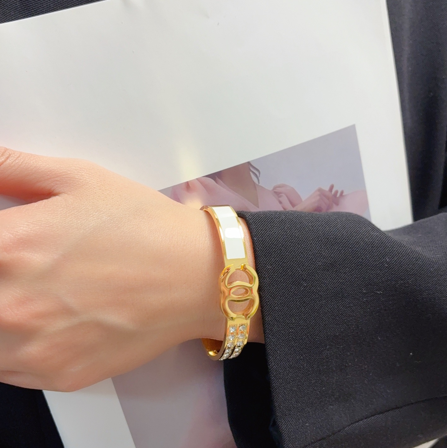 NO:767338,Xiaohongshu recommends the popular Xiaoxiang new engraved C letter diamond bracelet Chanel Chanel high-quality imported stainless steel bracelet with super heavy bling bling, the color matching is very good and high-end, the goddess has a high-end temperament, the stainless steel material is not allergic and does not fade. One-to-one exquisite craftsmanship, extremely classic charm, high cost performance, a must-have choice, boutique jewelry, chanel, chanel, bracelet19860909小红书推荐爆款小香新款雕刻c字母镶钻手镯香奈儿Chanel高品质进口精钢手镯超重工bling bling,颜色搭配得非常好高级感 女神气质高端 精钢材质不过敏不褪色.一比一精美工艺,经典至极的魅物,性价比高 必备必入之选,饰品精品,chanel,chanel,bracelet,Jewelry