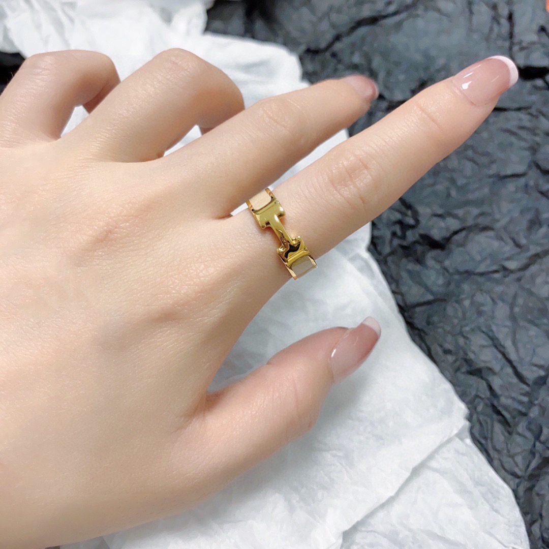 Anillo Hermes Clic H de metal dorado con esmalte color crema 7