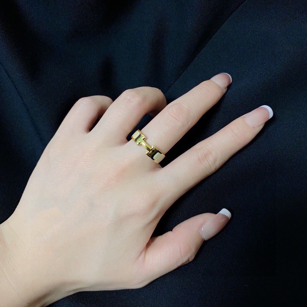 Anillo Hermes Clic H de metal dorado con esmalte color crema 7