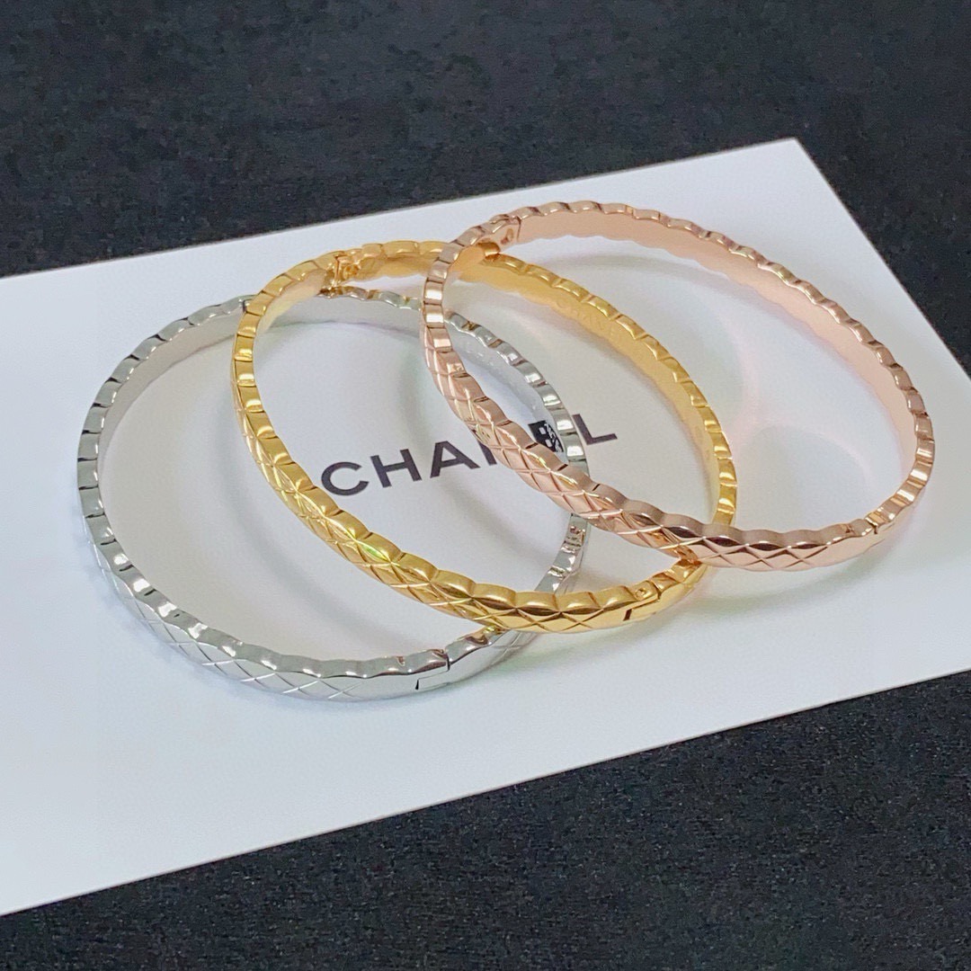 NO:818767,Xiaohongshu recommends the popular Xiaoxiang new c letter rhombus narrow version diamond-free thin bracelet Chanel Chanel high-quality Coco bracelet super heavy-duty bling bling, the color matching is very good and high-end. The goddess has a high-end temperament. The stainless steel material is not allergic and does not fade. One-to-one exquisite craftsmanship, extremely classic charm, high cost-effectiveness. A must-have choice, don’t be picky. Can be matched with all seasons, fine jewelry, chanel, chanel, bracelet19860909小红书推荐爆款小香新款c字母菱格窄版无钻细手镯香奈儿Chanel高品质Coco手镯超重工bling bling,颜色搭配得非常好高级感 女神气质高端 精钢材质不过敏不褪色.一比一精美工艺,经典至极的魅物,性价比高 必备必入之选不挑人 四季都可以搭配,饰品精品,chanel,chanel,bracelet,Jewelry