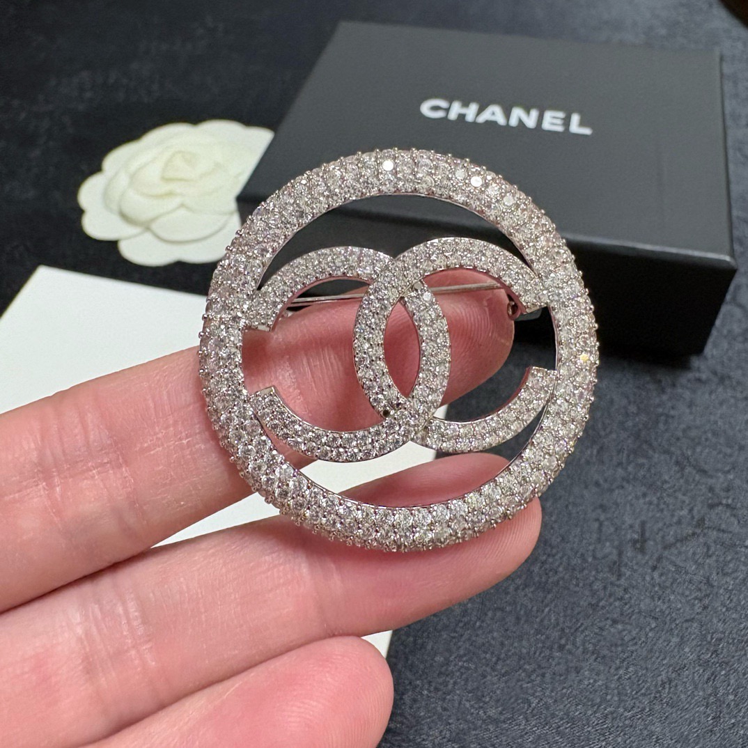 NO:818782,CHANEL Xiaoxiang The latest high version of the silver round full-diamond Chanel brooch is the accessory that understands women best. Women who devote all their efforts to being themselves tend to cherish the meaning of the brooch more. Ms. Chanel pinned the brooch on her hat and told the fashionable ladies who imitated her [Brooch is very practical. It can be pinned on the collar of a suit, on a pocket, on a hat, on a belt or on an evening dress. Boutique jewelry, chanel, chanel, business  suit, brooch, breastpin, hats19860909CHANEL小香 最新款高版本银色圆形满钻香奈儿胸针,是最懂女人的饰物.那些倾注了全部心血去做自己的女人,往往更珍惜胸针的意义.香奈儿女士把胸针别在帽子上,并告诉那些模仿她的时髦女士们[胸针可是非常实用,它可以别在西装领上、口袋上、帽子上、腰带上或者是晚礼服上,饰品精品,chanel,chanel,business suit,brooch，breastpin,hats,Jewelry