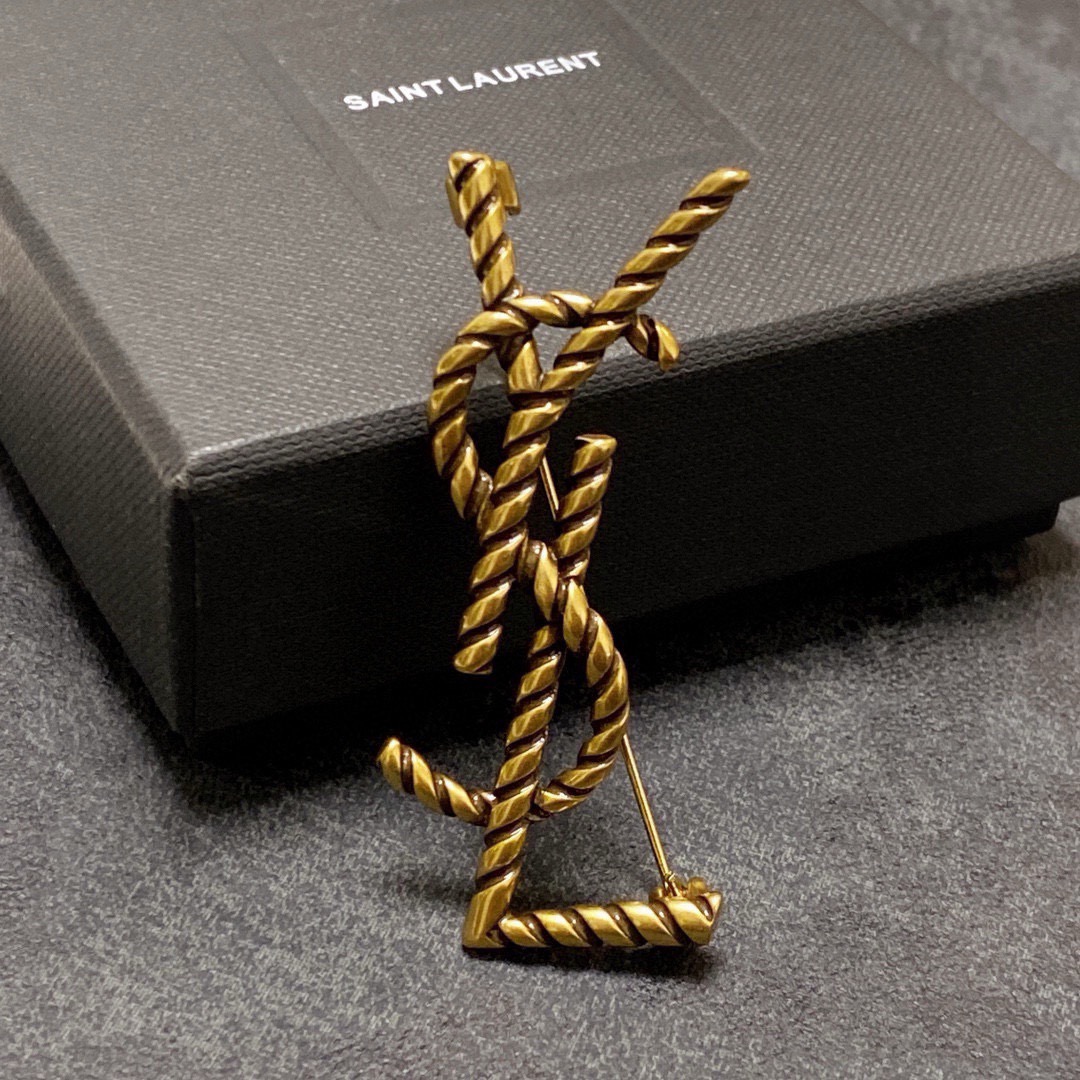 NO:818790,YSL Yves Saint Laurent's new counters simultaneously launch new vintage brooches, which are the accessories that understand women best. Women who devote all their efforts to being themselves tend to cherish the meaning of brooches more. Ms. Saint Laurent pinned the brooch on her hat and told the fashionable ladies who imitated her [Brooch is very practical. It can be pinned on the collar of a suit, on a pocket, on a hat, on a belt or on an evening dress. Boutique jewelry, saint laurent, saint laurent, business  suit, brooch, breastpin, hats19860909YSL圣罗兰专柜新款同步上新复古胸针,是最懂女人的饰物.那些倾注了全部心血去做自己的女人,往往更珍惜胸针的意义.圣罗兰女士把胸针别在帽子上,并告诉那些模仿她的时髦女士们[胸针可是非常实用,它可以别在西装领上、口袋上、帽子上、腰带上或者是晚礼服上,饰品精品,saint laurent,saint laurent,business suit,brooch，breastpin,hats,Jewelry