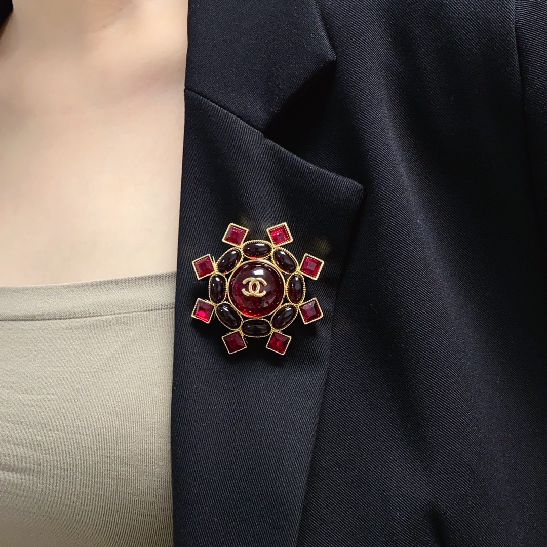 NO:818798,CHANEL Xiaoxiang The latest high-version red agate diamond Chanel brooch is the accessory that understands women best. Women who devote all their efforts to being themselves tend to cherish the meaning of the brooch more. Ms. Chanel pinned the brooch on her hat and told the fashionable ladies who imitated her [Broches are very practical. They can be pinned on suit collars, pockets, hats, belts or evening gowns. Boutique jewelry, chanel, chanel, business  suit, brooch, breastpin, hats19860909CHANEL小香 最新款高版本红色玛瑙钻香奈儿胸针,是最懂女人的饰物.那些倾注了全部心血去做自己的女人,往往更珍惜胸针的意义.香奈儿女士把胸针别在帽子上,并告诉那些模仿她的时髦女士们[胸针可是非常实用,它可以别在西装领上、口袋上、帽子上、腰带上或者是晚礼服上,饰品精品,chanel,chanel,business suit,brooch，breastpin,hats,Jewelry