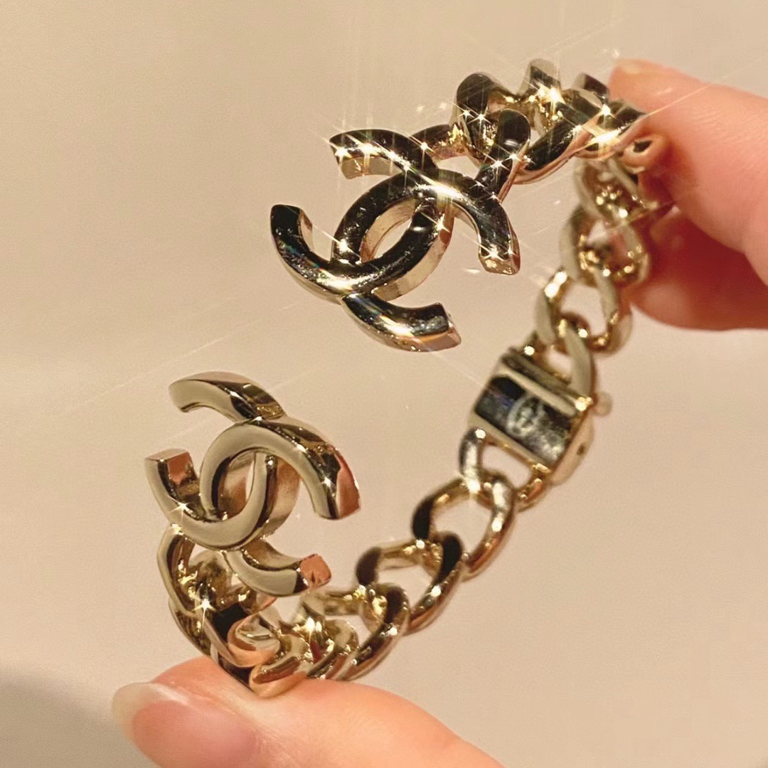 NO:818820,Xiaohongshu recommends the popular Xiaoxiang new double-C letter logo open spring bracelet Chanel Chanel high-quality colorful bracelet with super heavy bling bling, the color matching is very good and high-end, the goddess has a high-end temperament, the stainless steel material is not allergic and does not fade. One-to-one exquisite craftsmanship, extremely classic charm, high cost performance, must-have choice, boutique jewelry, chanel, chanel, bracelet19860909小红书推荐爆款小香新款双c字母logo开口弹簧手镯香奈儿Chanel高品质彩色手镯超重工bling bling,颜色搭配得非常好高级感 女神气质高端 精钢材质不过敏不褪色.一比一精美工艺,经典至极的魅物,性价比高 必备必入之选,饰品精品,chanel,chanel,bracelet,Jewelry