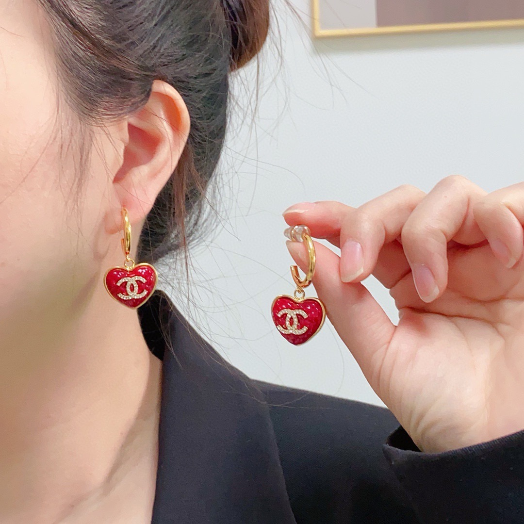 NO:818851,New high-end Chanel Xiaoxiang double C simple New Year red love heart set with diamond earrings. This earring is really super beautiful. It looks simple in design but looks good when worn. Even my small earlobes are very okzp. The upper ear is super elegant and suitable for various occasions. Boutique jewelry, chanel, earrings19860909新款上市高端Chanel 小香双C简约新年红大红爱心镶钻耳钉耳坠这款耳环真的超级美看着设计简单但是佩戴效果好看到爆就连我这种小耳垂的也很okzp上耳超气质优雅适合各种场合,饰品精品,chanel,earrings,Jewelry