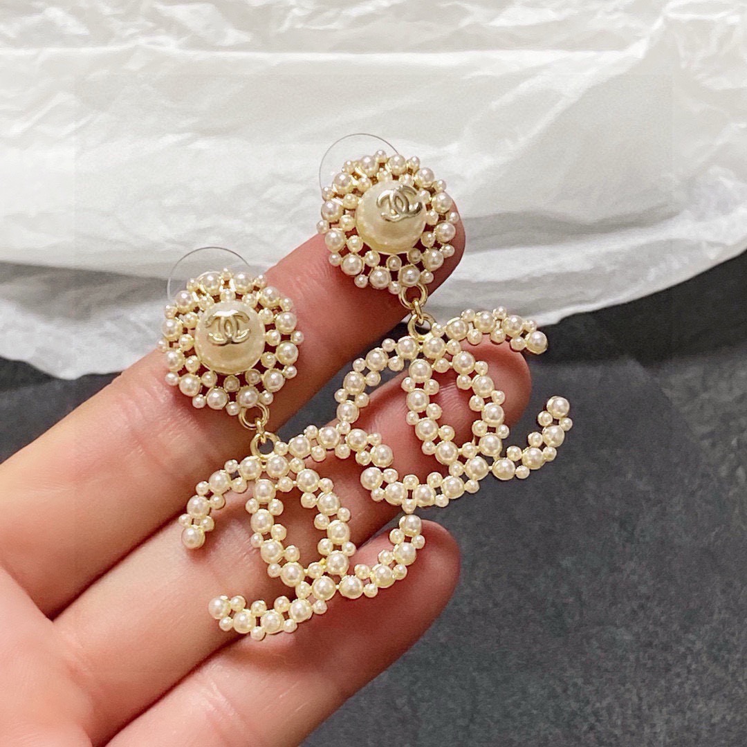 NO:818860,New Xiaoxiang chanel millet bead earrings, best-selling model, synchronous counter, exquisite workmanship, heavy industry version, super fairy and beautiful one, super careful and flawless, comparable to zp, you can earn money when you buy it, earrings, jewelry boutique, chanel, earrings19860909新款小香chanel小米珠耳钉 热销款 同步专柜 做工精致细腻 重工版本 超级仙女唯美的一款 超级细心无漏洞 媲美zp 买到就是赚到 耳环,饰品精品,chanel,earrings,Jewelry