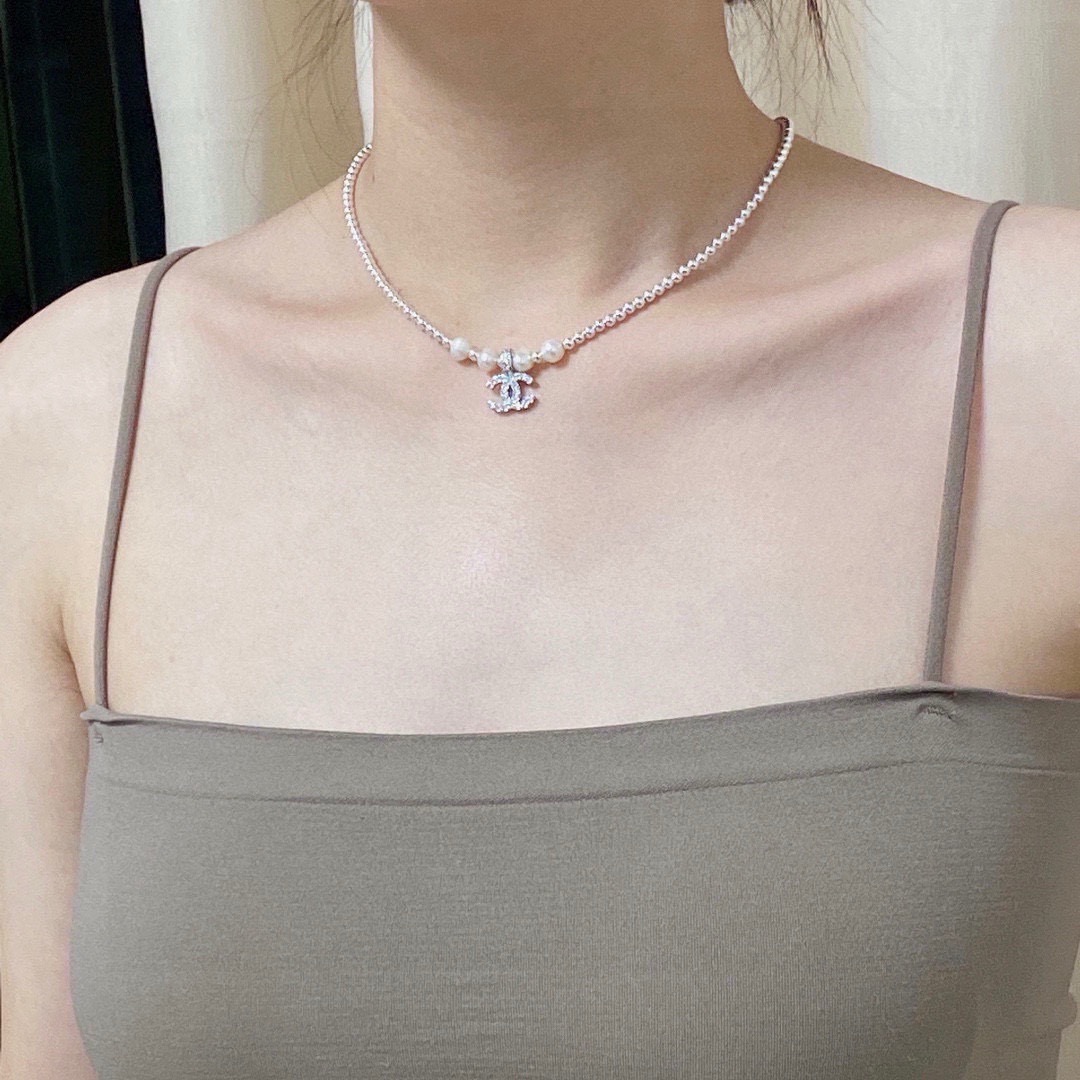 NO:818887,Chanel's latest necklace, natural freshwater pearls, are irregular and super personalized. The versatile style is particularly amazing. The overall details are very surprising. The design is full of sense. It not only brings out personal confidence and taste, the style is elegant and fashionable, highlighting the French elegance. The meticulous details make it more attractive to wear. Boutique jewelry, chanel, chanel, necklace19860909香奈儿Chanel最新款项链天然淡水珍珠不规则超个性,百搭款特别特别赞,整体细节非常令人惊喜,设计感十足,不仅带出个人自信及品味,款式典雅而时尚,突显法式高雅气息,加上一丝不苟的细节,使得佩戴起来更具吸引力,饰品精品,chanel,chanel,necklace,Jewelry