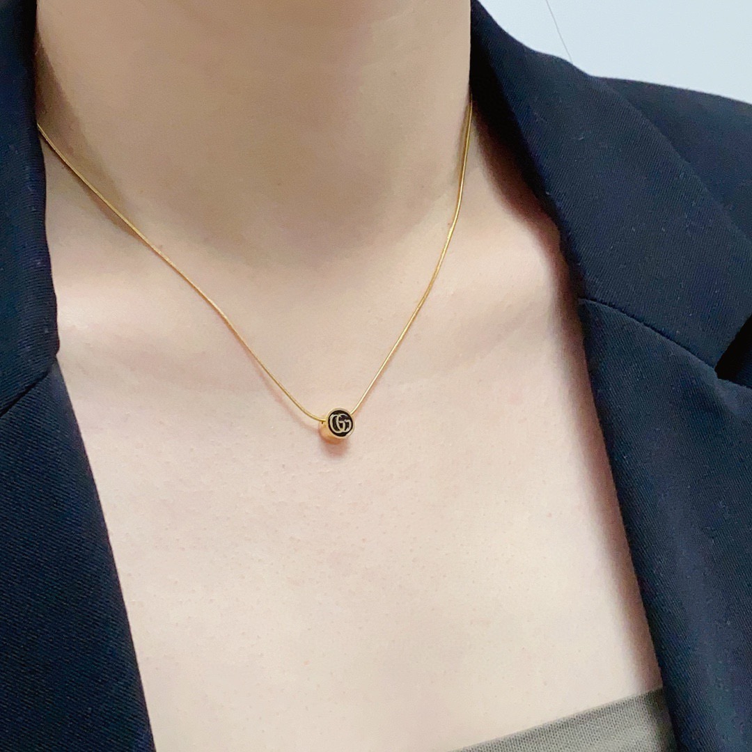 NO:818905,New Gucci Double G Letter Black Thick Round Necklace!  Ready to ship, popular models will be out of stock at any time, retro style, fashionable design, very beautiful counter materials, new counter products are on the market, so beautiful, aesthetic, romantic, must-have items for everyone, popular Little Red Book, selected zp consistent material, super nice, boutique jewelry, gucci, necklace19860909新款古驰双G字母黑色厚实圆形项链！现货即发 爆款随时断货复古风格时尚造型设计很漂亮专柜材质专柜新款上市 美得不要不要的 唯美 浪漫 人手必备款 火爆小红书 精选zp一致材质 超 nice,饰品精品,gucci,necklace,Jewelry