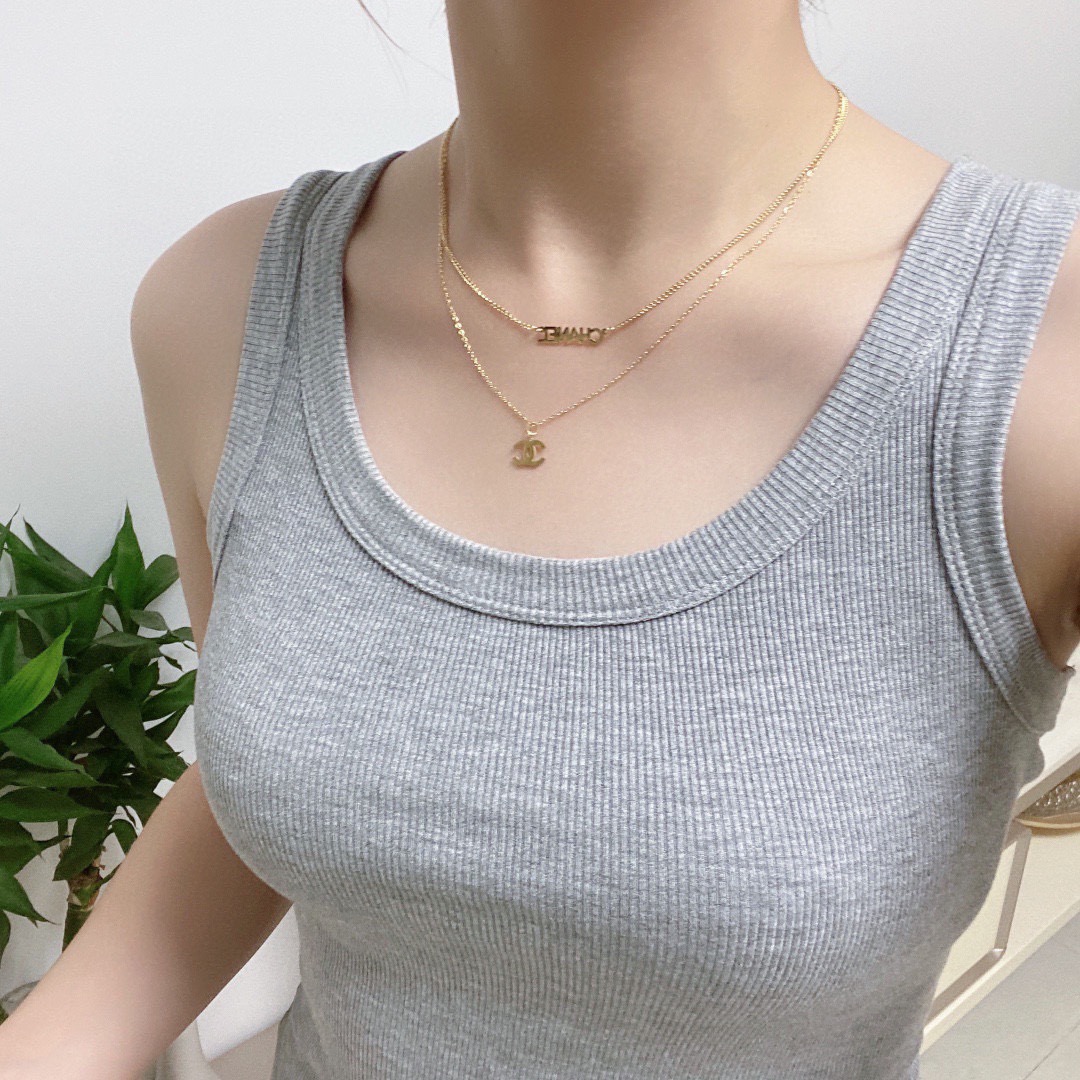 NO:818841,Chanel Chanel's latest fashionable double-layer necklace with double C letters is super personalized. The versatile style is particularly amazing. The overall details are very surprising. The design is full of sense. It not only brings out personal confidence and taste, the style is elegant and fashionable, highlighting the French elegance. The meticulous details make it more attractive to wear. Boutique jewelry, chanel, chanel, necklace19860909香奈儿Chanel双C字母最新款时尚双层项链超个性,百搭款特别特别赞,整体细节非常令人惊喜,设计感十足,不仅带出个人自信及品味,款式典雅而时尚,突显法式高雅气息,加上一丝不苟的细节,使得佩戴起来更具吸引力,饰品精品,chanel,chanel,necklace,Jewelry