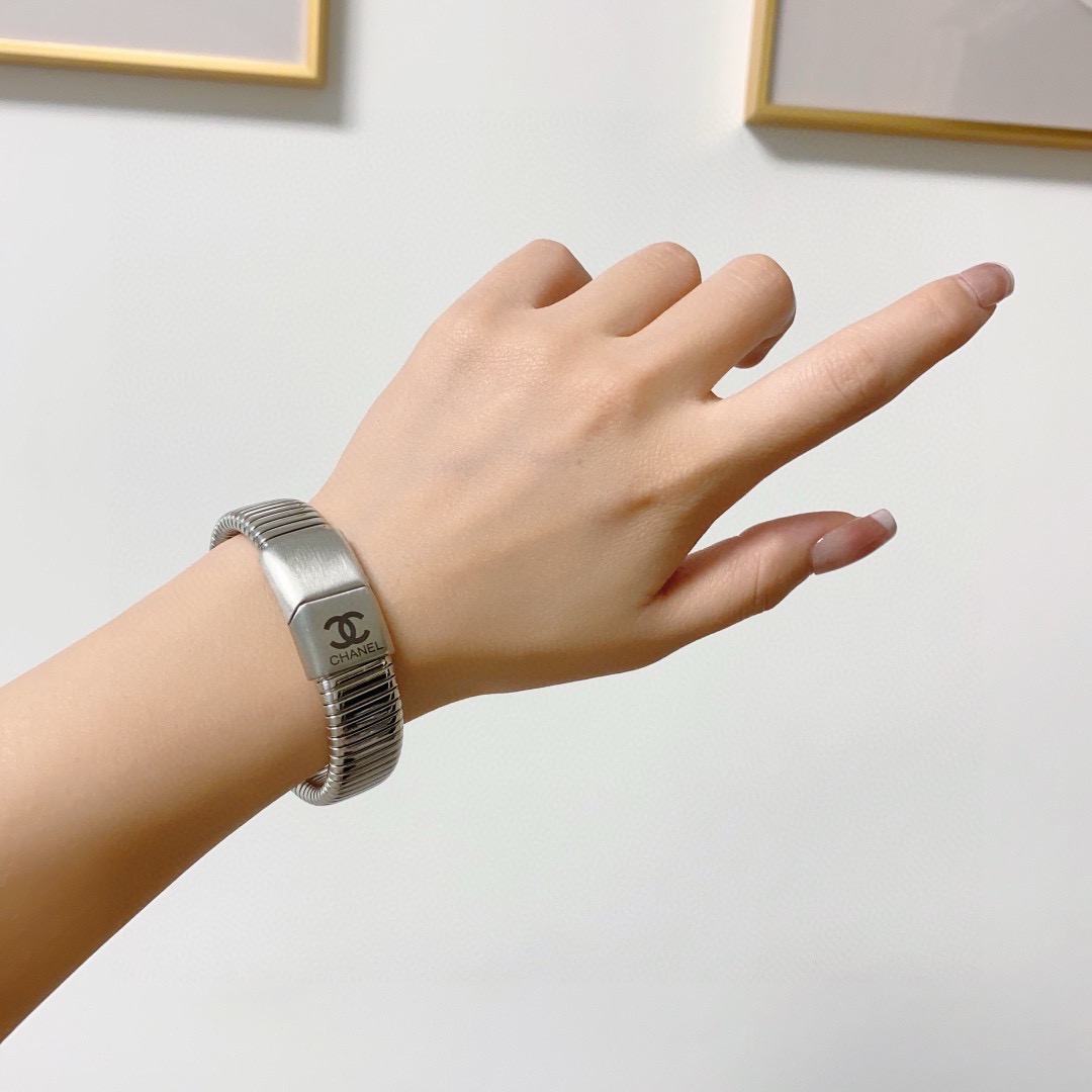 NO:818852,Chanel spring stretch plaid bracelet is super heavy-duty bling bling, the color matching is very good, and it has a high-end feel. It has a high-end goddess temperament. The 14K stainless steel material is non-allergenic and does not fade. With logo, one-to-one exquisite craftsmanship, extremely classic charm, high cost-effectiveness. A must-have choice, the effect is great and it is versatile!  , jewelry boutique, chanel, chanel, bracelet19860909香奈儿Chanel弹簧弹力格子手镯超重工bling bling,颜色搭配得非常好高级感 女神气质高端 14K精钢材质不过敏不褪色.带logo一比一精美工艺,经典至极的魅物,性价比高 必备必入之选上手效果非常棒而且还很百搭！,饰品精品,chanel,chanel,bracelet,Jewelry