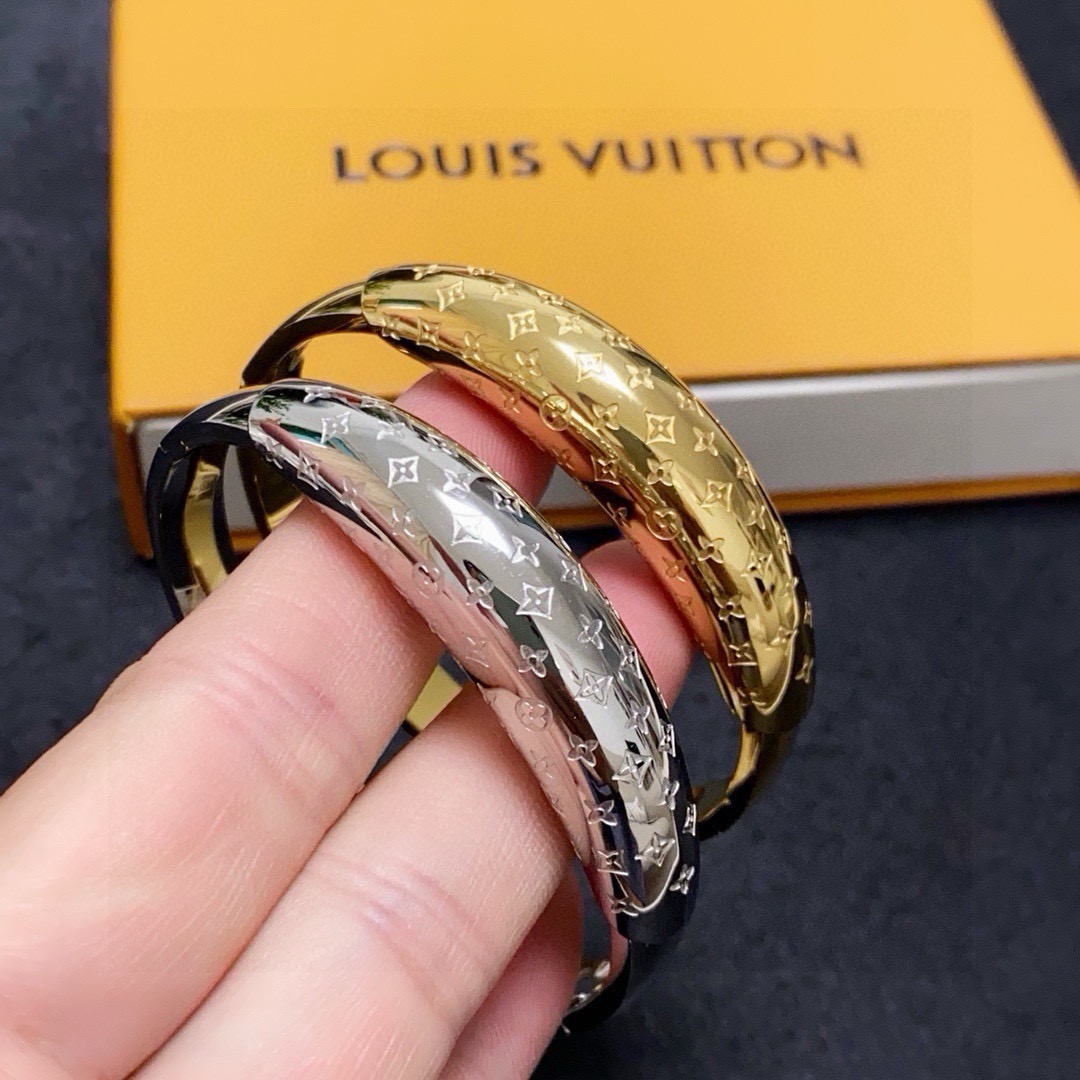 NO:818862,New product, original item, LV letter engraved bracelet, Louis Vuitton, same counter material, popular model shipped, unique design, retro and avant-garde. 14K Seiko color-protected version of the bracelet has been loved by MM since its launch. Every color has its own unique brilliance!  The effect is very nice!  The tiniest one!  It is more durable than ordinary models and shows a fairer complexion, fine jewelry, louis vuitton, louis vuitton, louis vuitton, bracelet19860909新品 原单货 LV字母雕刻手镯Louis Vuitton 路易威登 专柜一致材质 火爆款出货 设计独特 复古前卫.手镯14K精工保色版 从上市以来一直深受MM喜爱每一种颜色都有它独一无二的光彩！上手效果非常好看！最细小的一款！比普通款更耐看显肤色白皙,饰品精品,louis vuitton,louis vuitton,louis vuitton,bracelet,Jewelry