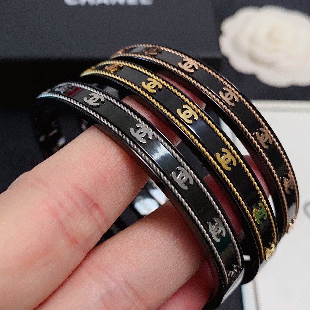 NO:818870,The new Chanel letter double C carbon black bracelet is super heavy bling bling, the color matching is very good and has a high-end feel. It has a high-end goddess temperament. The stainless steel material is not allergic and does not fade. One-to-one exquisite craftsmanship, extremely classic charm, high cost performance. A must-have choice, boutique jewelry, chanel, chanel, bracelet19860909新款香奈儿Chanel字母双c碳黑手镯超重工bling bling,颜色搭配得非常好高级感 女神气质高端 精钢材质不过敏不褪色.一比一精美工艺,经典至极的魅物,性价比高 必备必入之选,饰品精品,chanel,chanel,bracelet,Jewelry
