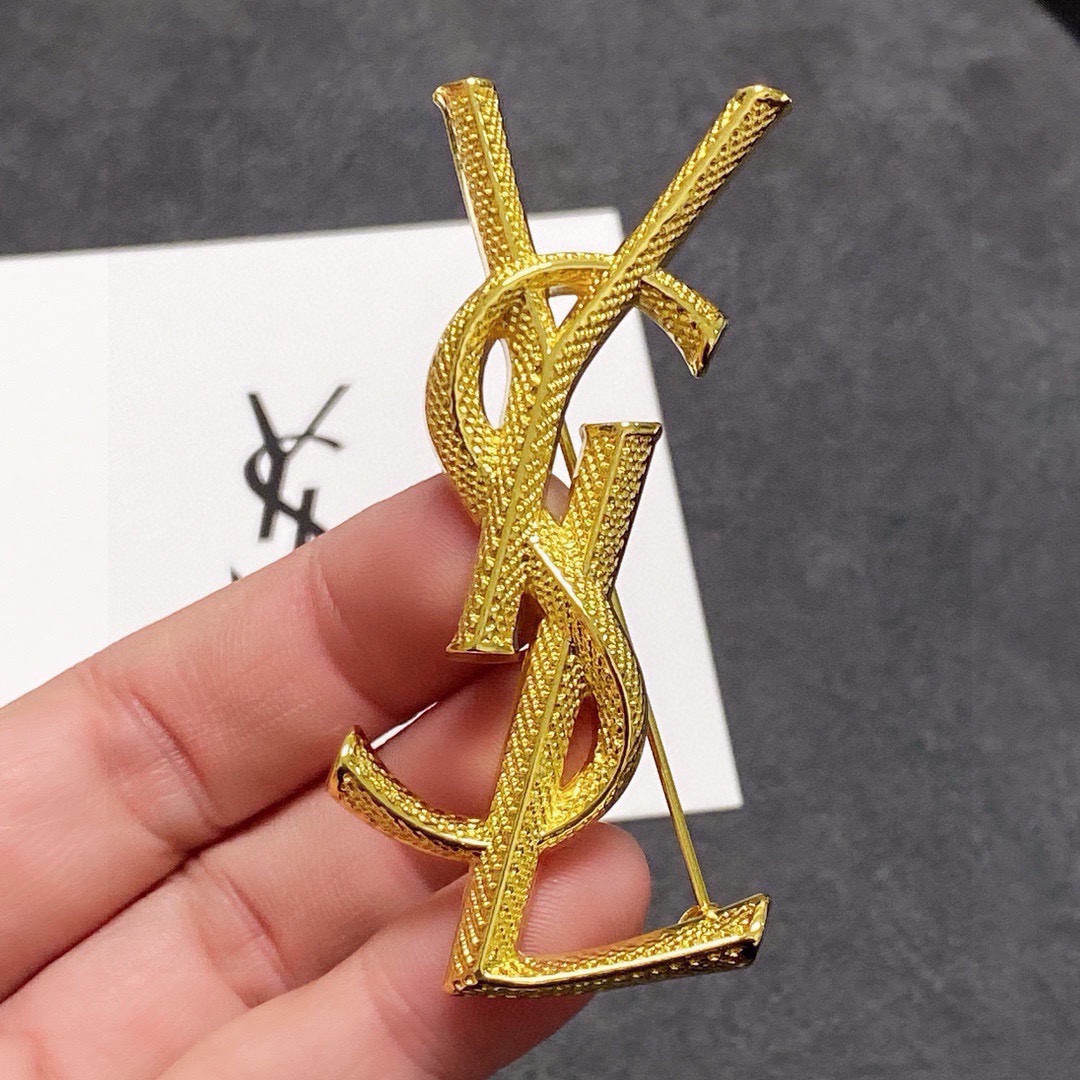 NO:818889,The new gold brooch at the YSL Yves Saint Laurent counter is the accessory that best understands women. Those women who put all their efforts into being themselves tend to cherish the meaning of the brooch more. Ms. Saint Laurent pinned the brooch on her hat and told the fashionable ladies who imitated her [The brooch is very practical. It can be pinned on the collar of a suit, on a pocket, on a hat, on a belt or on an evening dress. Boutique jewelry, saint laurent, saint laurent, business  suit, brooch, breastpin, gold, hats19860909YSL圣罗兰专柜新款黄金色胸针,是最懂女人的饰物.那些倾注了全部心血去做自己的女人,往往更珍惜胸针的意义.圣罗兰女士把胸针别在帽子上,并告诉那些模仿她的时髦女士们[胸针可是非常实用,它可以别在西装领上、口袋上、帽子上、腰带上或者是晚礼服上,饰品精品,saint laurent,saint laurent,business suit,brooch，breastpin,gold,hats,Jewelry