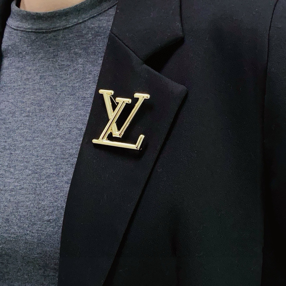 NO:818906,Louis Vuitton Louis Vuitton counter new retro copper brooch, LV is the accessory that understands women best. Those women who put all their efforts into being themselves tend to cherish the meaning of the brooch more. Ms. LV pinned the brooch on her hat and told the fashionable ladies who imitated her [The brooch is very practical. It can be pinned on the suit collar, pocket, hat, belt or evening dress. Boutique jewelry, louis vuitton, louis  vuitton,louis vuitton,business suit,brooch,breastpin,hats19860909Louis Vuitton 路易威登 专柜新款复古铜色胸针,Lv是最懂女人的饰物.那些倾注了全部心血去做自己的女人,往往更珍惜胸针的意义.LV女士把胸针别在帽子上,并告诉那些模仿她的时髦女士们[胸针可是非常实用,它可以别在西装领上、口袋上、帽子上、腰带上或者是晚礼服上,饰品精品,louis vuitton,louis vuitton,louis vuitton,business suit,brooch，breastpin,hats,Jewelry