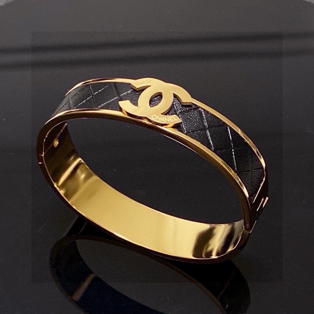 NO:818915,New product, Xiaoxiangfeng Chanel new model, original leather bracelet, same material at the counter, hot model shipped, unique design, retro and avant-garde. Seiko version of the bracelet has been loved by MM since its launch. Every color has its own unique brilliance!  The effect is very nice!  The tiniest one!  More durable than ordinary models, showing fairer complexion, fine jewelry, chanel, bracelet19860909新品 小香风Chanel新款 原单货皮革手镯 专柜一致材质 火爆款出货 设计独特 复古前卫.手镯精工版 从上市以来一直深受MM喜爱每一种颜色都有它独一无二的光彩！上手效果非常好看！最细小的一款！比普通款更耐看显肤色白皙,饰品精品,chanel,bracelet,Jewelry
