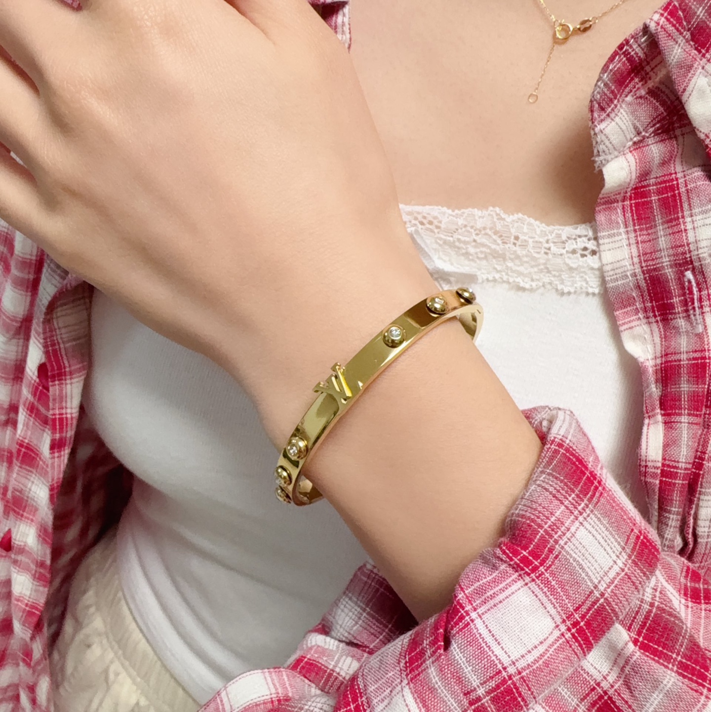 NO:818848,New product, original item, LV unisex style 6-diamond three-color bracelet Louis Vuitton, Louis Vuitton, same counter material, hot model shipped, unique design, retro and avant-garde. 14K Seiko color-protected version of the bracelet has been loved by MM since its launch. Each color has its own unique brilliance!  The effect is very nice!  The tiniest one!  It is more durable than ordinary models and shows a fairer complexion, fine jewelry, louis vuitton, louis vuitton, louis vuitton, bracelet19860909新品 原单货 LV中性款6颗钻三色手镯Louis Vuitton 路易威登 专柜一致材质 火爆款出货 设计独特 复古前卫.手镯14K精工保色版 从上市以来一直深受MM喜爱每一种颜色都有它独一无二的光彩！上手效果非常好看！最细小的一款！比普通款更耐看显肤色白皙,饰品精品,louis vuitton,louis vuitton,louis vuitton,bracelet,Jewelry