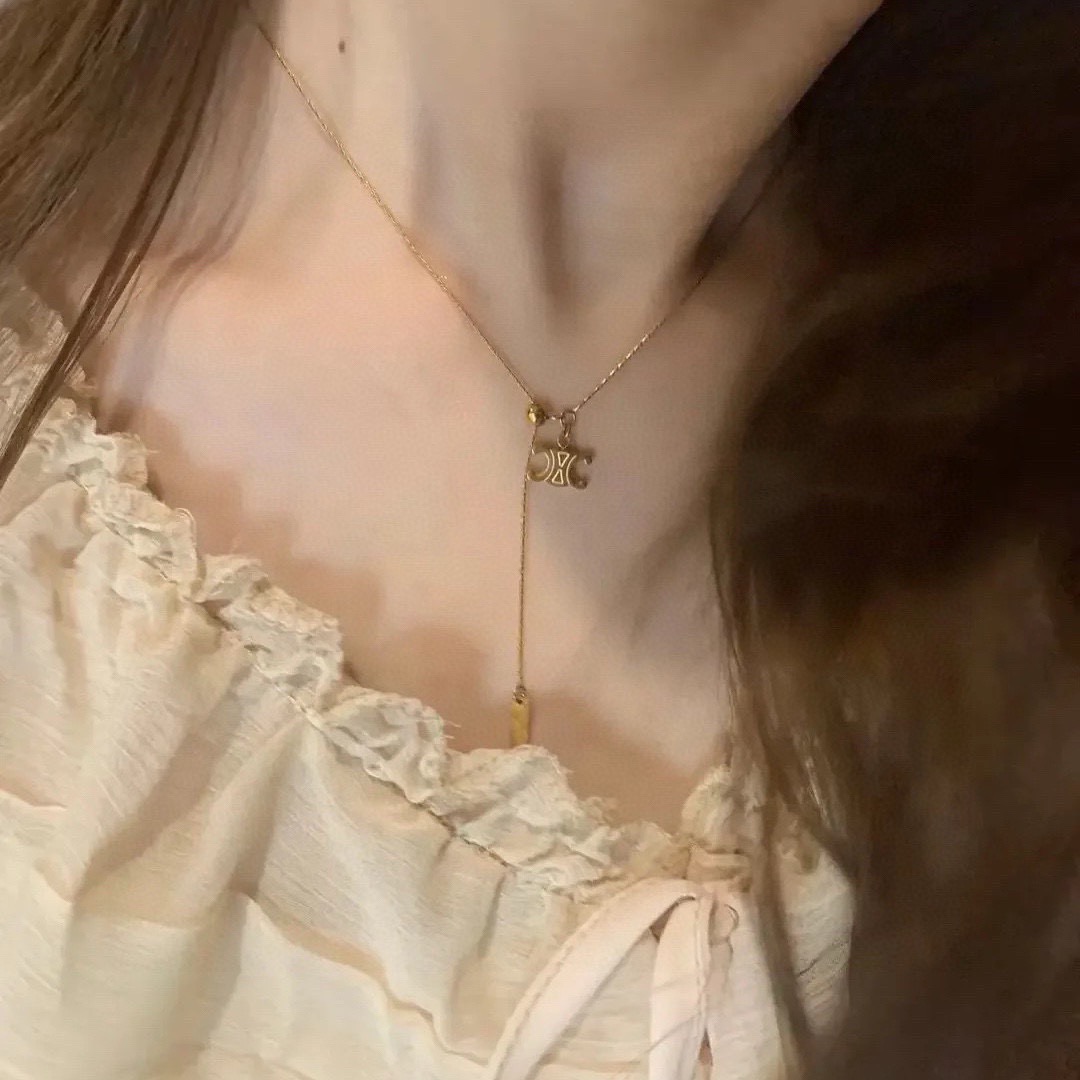NO:818880,Xiaohongshu’s popular Celine Arc de Triomphe pendant necklace is made of 14K stainless steel, color-preserving material, and engraved with hollow patterns!  Super chic, simple and versatile, literary and artistic personality, bringing you a fashionable experience. Recommended for cracking the wall!  A very easy-to-match, very casual one. You can match it with anything. Fine jewelry, celine, celine, necklace.19860909小红书爆款Celine赛琳凯旋门吊坠项链14K精钢保色材质雕刻镂空图案！超炸Chic感 ,简洁百搭、文艺个性,带给你时髦体验 墙裂推荐！超级好搭配的一款非常休闲的一款 随意搭配都可以,饰品精品,celine,celine,necklace,Jewelry