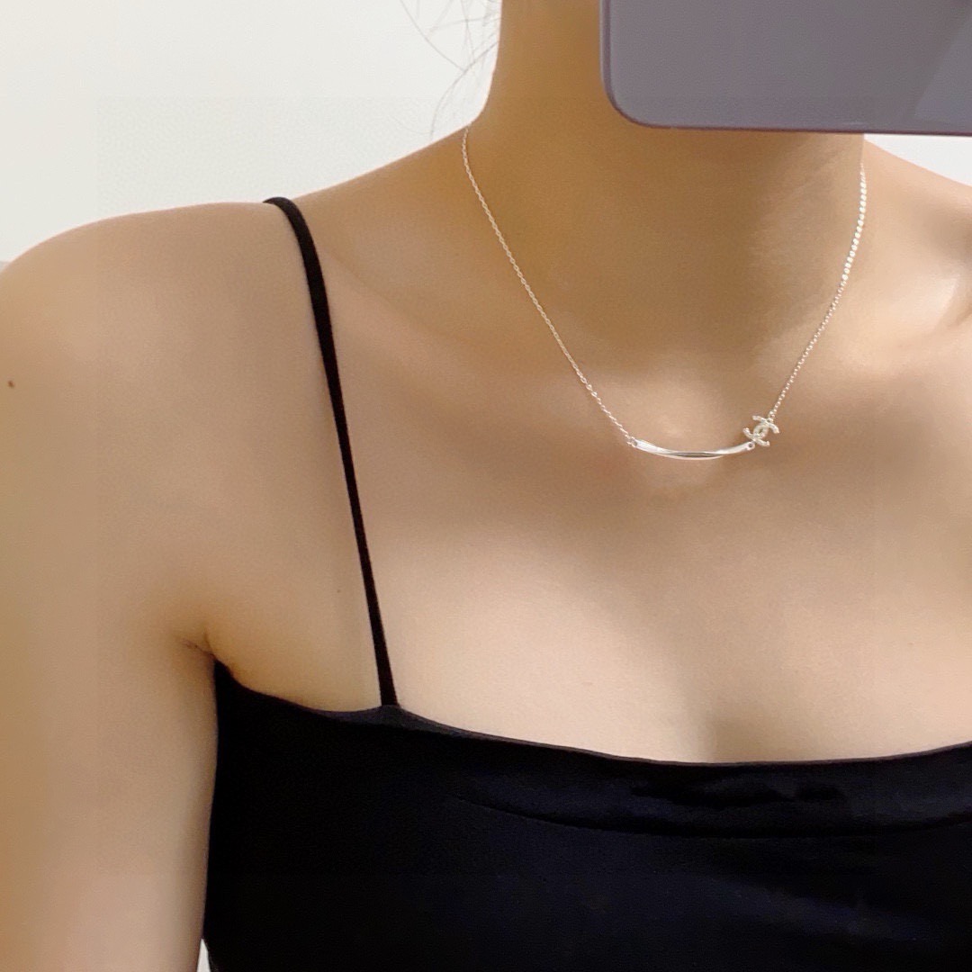 NO:818945,Dongdaemun Korean version Xiao Xiangfeng Smiley Face Necklace Xiaohongshu recommends the popular Chanel's latest double C necklace with diamonds, real gold, color-preserving and super personalized, the versatile style is particularly amazing, the overall details are very surprising, full of design, not only brings out personal confidence and taste, the style is elegant and fashionable, highlighting the French elegance, coupled with meticulous details, making it more attractive to wear, fine jewelry, chanel, chanel, necklace19860909东大门韩版小香风笑脸项链 小红书推荐爆款香奈儿Chanel最新款双C带钻项链真金保色超个性,百搭款特别特别赞,整体细节非常令人惊喜,设计感十足,不仅带出个人自信及品味,款式典雅而时尚,突显法式高雅气息,加上一丝不苟的细节,使得佩戴起来更具吸引力,饰品精品,chanel,chanel,necklace,Jewelry