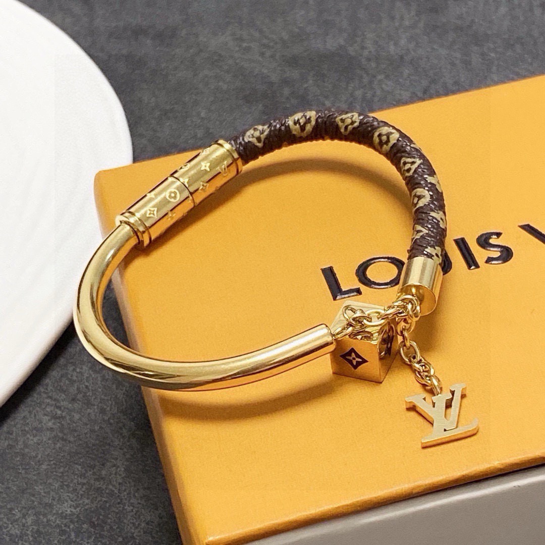 NO:818963,New product original item LV leather magnetic bracelet Louis Vuitton Louis Vuitton counters consistent material hot model shipping unique design retro avant-garde. Bracelet 14K Seiko color-protected version has been loved by MM since its launch. Each color has its unique brilliance!  The effect is very nice!  The tiniest one!  It is more durable than ordinary models and shows a fairer complexion, fine jewelry, louis vuitton, louis vuitton, louis vuitton, bracelet19860909新品 原单货 LV皮革磁性手镯Louis Vuitton 路易威登 专柜一致材质 火爆款出货 设计独特 复古前卫.手镯14K精工保色版 从上市以来一直深受MM喜爱每一种颜色都有它独一无二的光彩！上手效果非常好看！最细小的一款！比普通款更耐看显肤色白皙,饰品精品,louis vuitton,louis vuitton,louis vuitton,bracelet,Jewelry