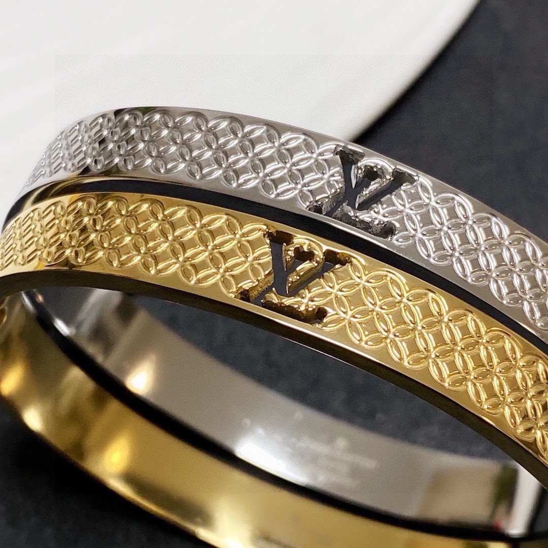 NO:818969,New product Original item LV letter hollow bracelet Louis Vuitton Louis Vuitton Counter consistent material Popular model shipped Unique design retro avant-garde. Bracelet 14K Seiko color-protected version has been loved by MM since its launch. Every color has its own unique brilliance!  The effect is very nice!  The tiniest one!  It is more durable than ordinary models and shows a fairer complexion, fine jewelry, louis vuitton, louis vuitton, louis vuitton, bracelet19860909新品 原单货 LV字母镂空手镯Louis Vuitton 路易威登 专柜一致材质 火爆款出货 设计独特 复古前卫.手镯14K精工保色版 从上市以来一直深受MM喜爱每一种颜色都有它独一无二的光彩！上手效果非常好看！最细小的一款！比普通款更耐看显肤色白皙,饰品精品,louis vuitton,louis vuitton,louis vuitton,bracelet,Jewelry