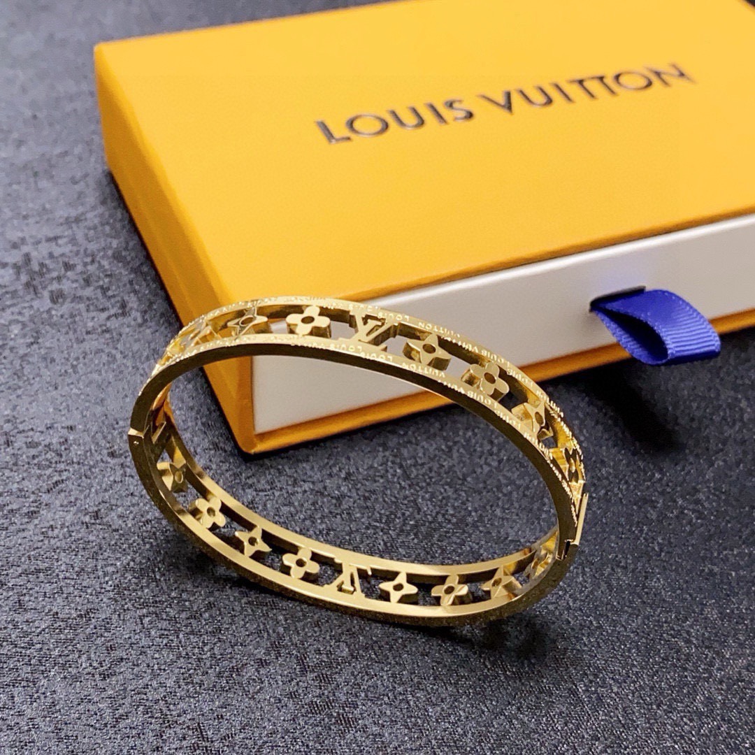 NO:818975,New product, original item, LV bracelet Louis Vuitton, same material at counters, hot model shipped, unique design, retro and avant-garde. Bracelet 14K Seiko color-preserved version has been loved by MM since its launch. Every color has its own unique brilliance!  The effect is very nice!  The tiniest one!  It is more durable than ordinary models and shows a fairer complexion, fine jewelry, louis vuitton, louis vuitton, louis vuitton, bracelet19860909新品 原单货 LV手镯Louis Vuitton 路易威登 专柜一致材质 火爆款出货 设计独特 复古前卫.手镯14K精工保色版 从上市以来一直深受MM喜爱每一种颜色都有它独一无二的光彩！上手效果非常好看！最细小的一款！比普通款更耐看显肤色白皙,饰品精品,louis vuitton,louis vuitton,louis vuitton,bracelet,Jewelry